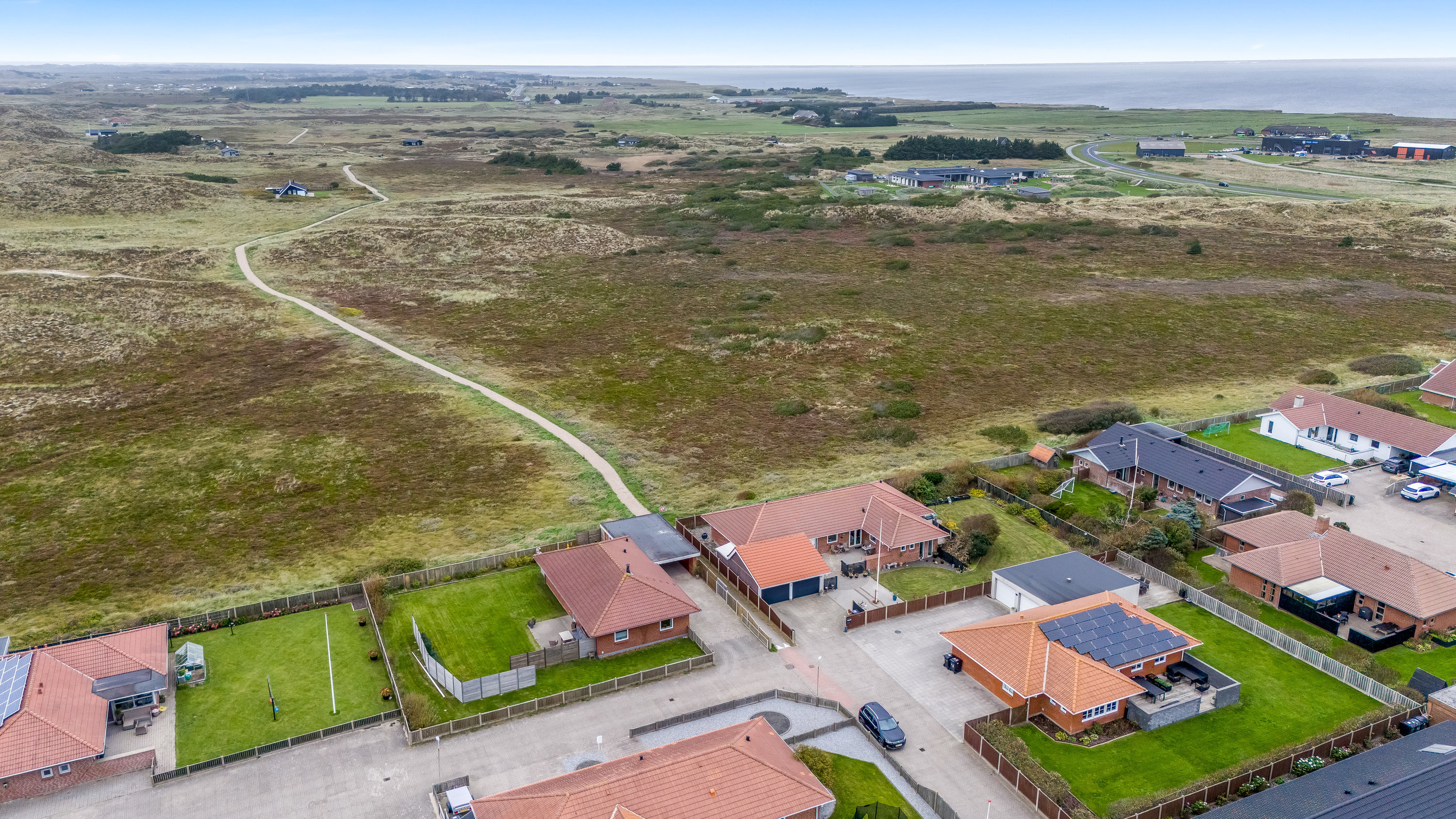 Fremhævet luftfoto billede i fuldskærmstilstand. Billede af Geflevej 98, 6960 Hvide Sande