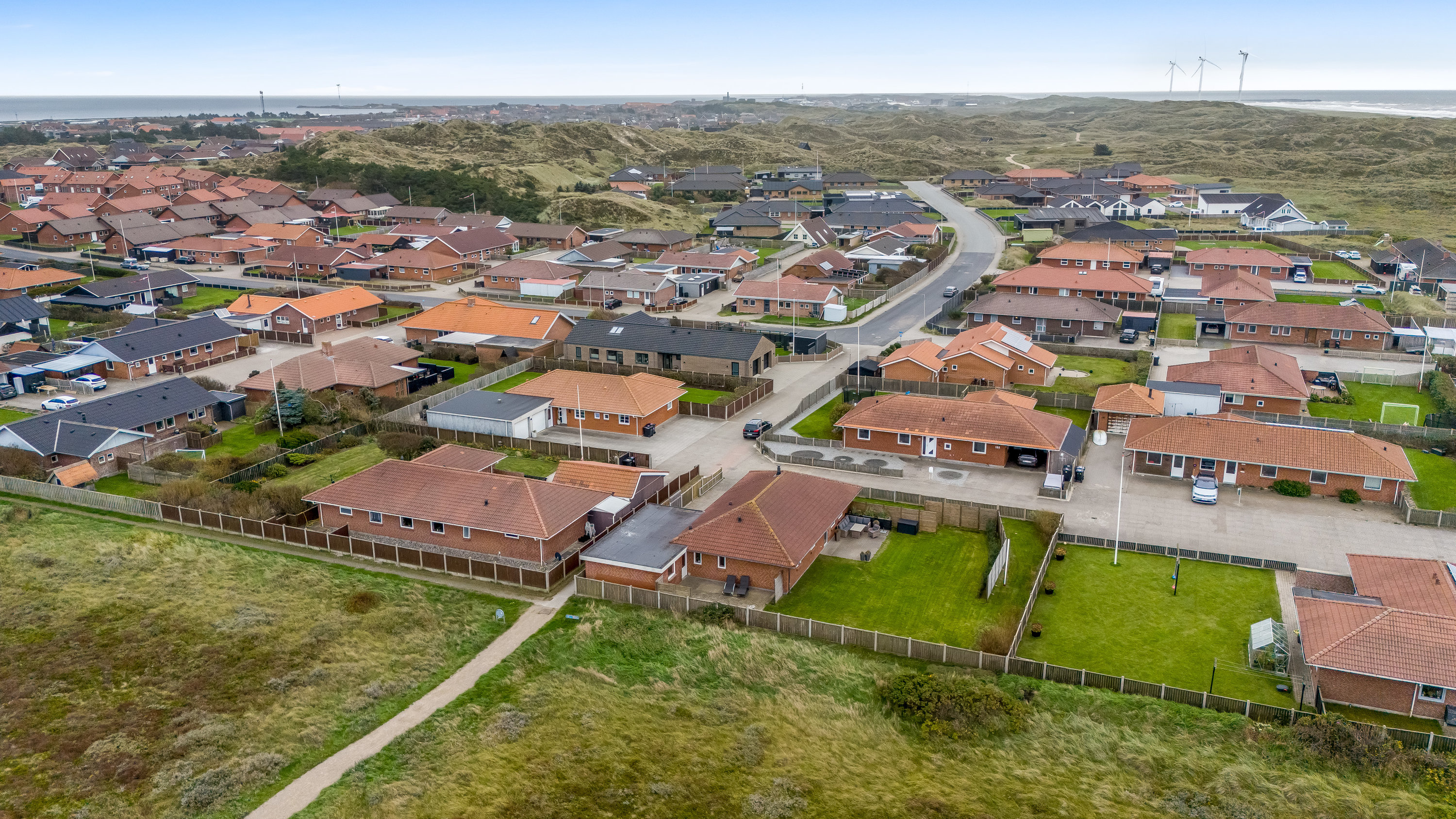 Fremhævet luftfoto billede i fuldskærmstilstand. Billede af Geflevej 98, 6960 Hvide Sande
