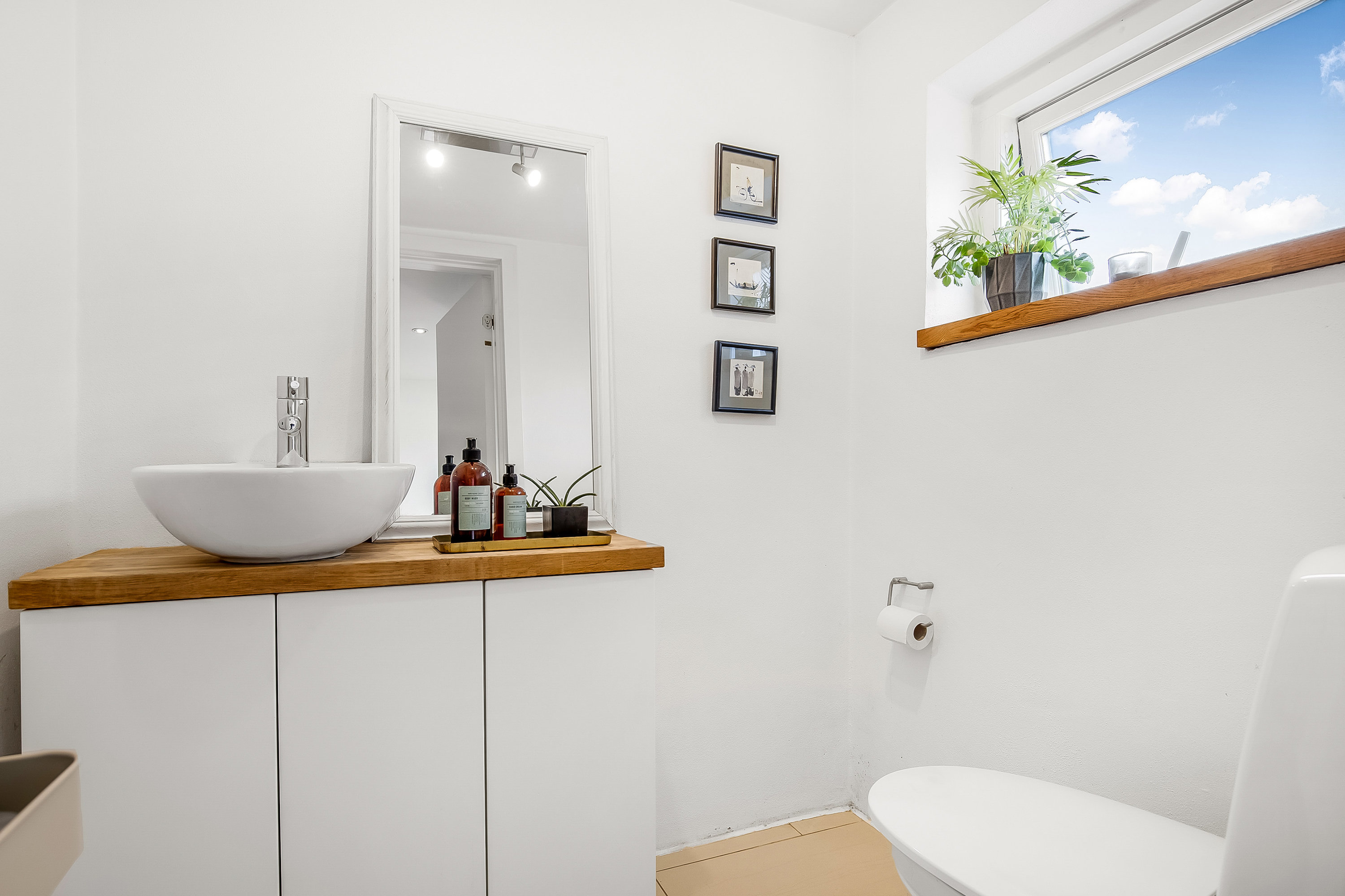 Fremhævet gæstetoilet billede i fuldskærmstilstand. Billede af Plantagevej 65, 6052 Viuf