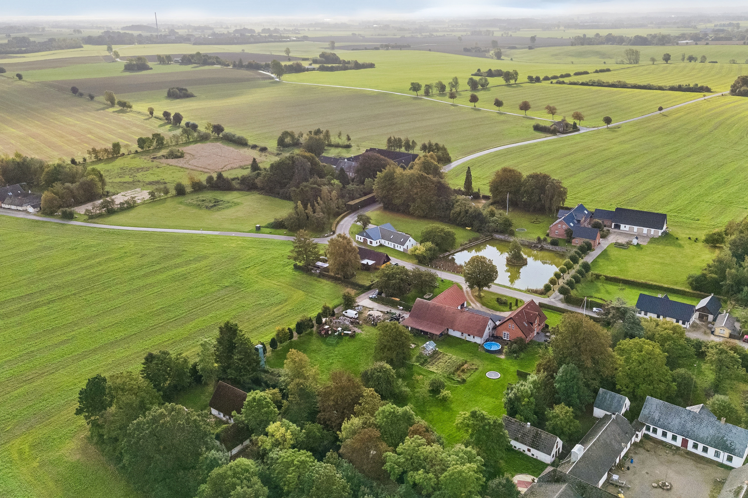 Fremhævet luftfoto billede i fuldskærmstilstand. Billede af Rostrupvej 61, Rostrup, 5485 Skamby