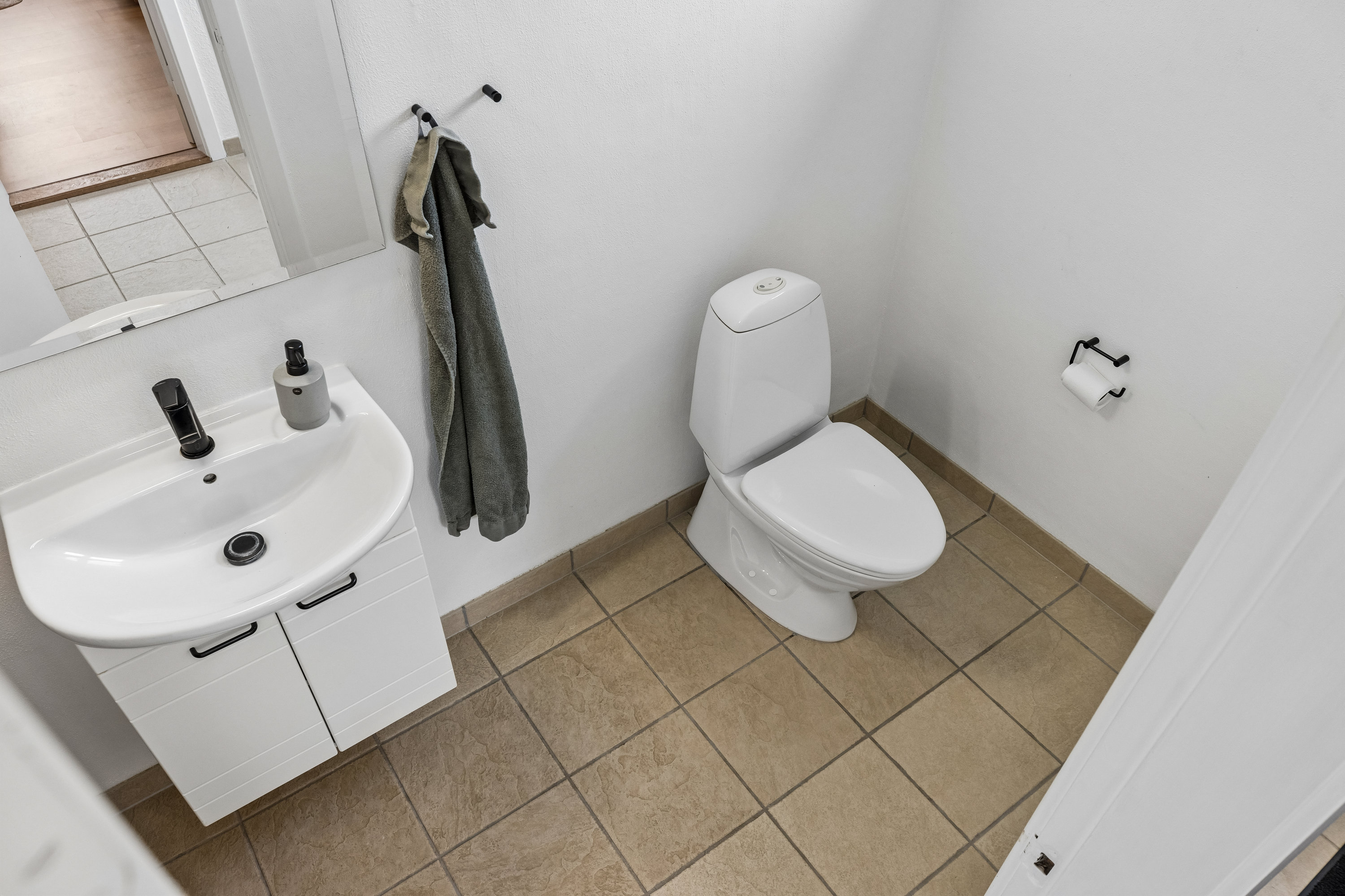 Fremhævet gæstetoilet billede i fuldskærmstilstand. Billede af Bøgevang 2, Felsted, 6200 Aabenraa