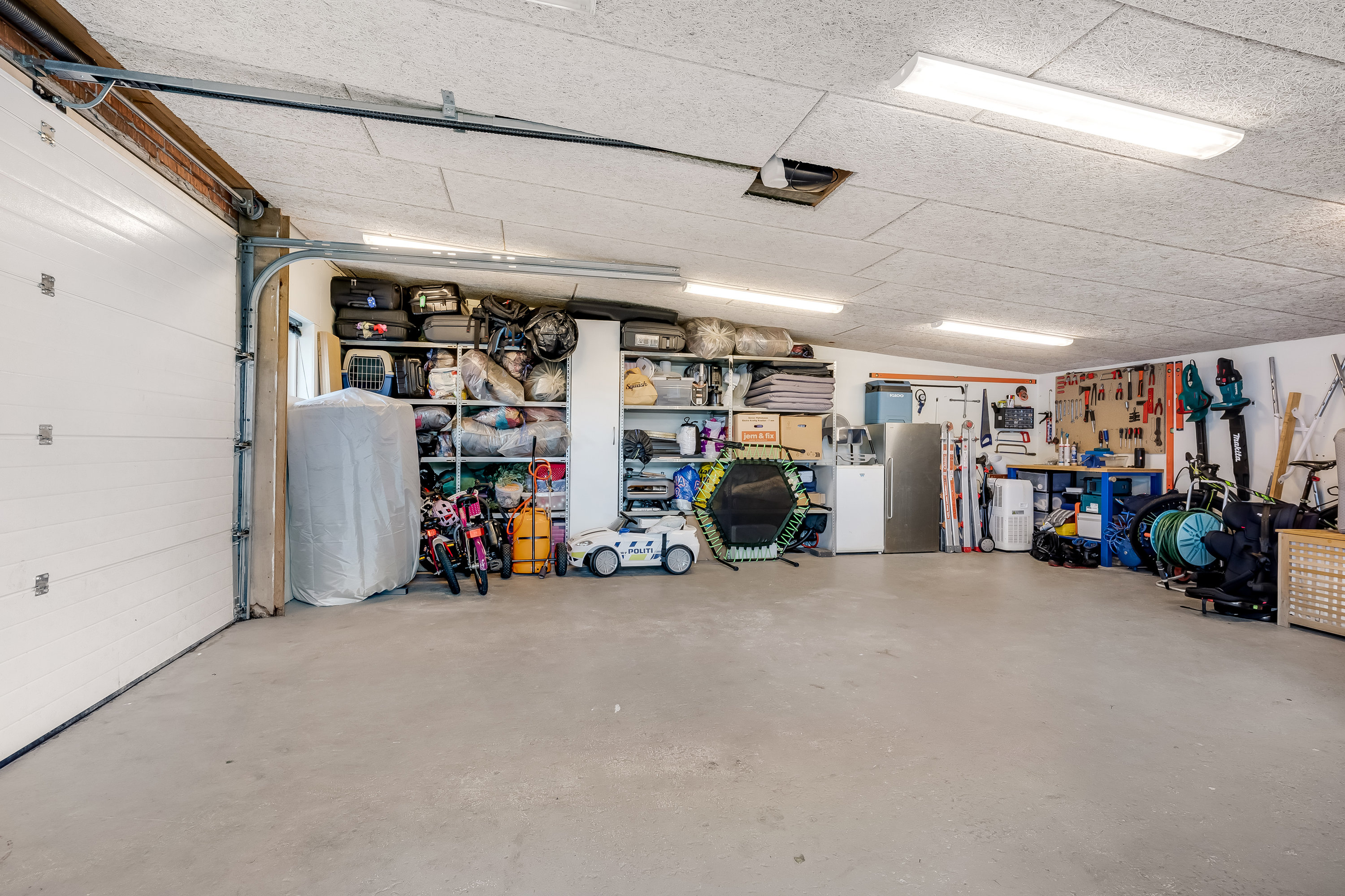 Fremhævet garage billede i fuldskærmstilstand. Billede af Thorsvej 2, 7500 Holstebro