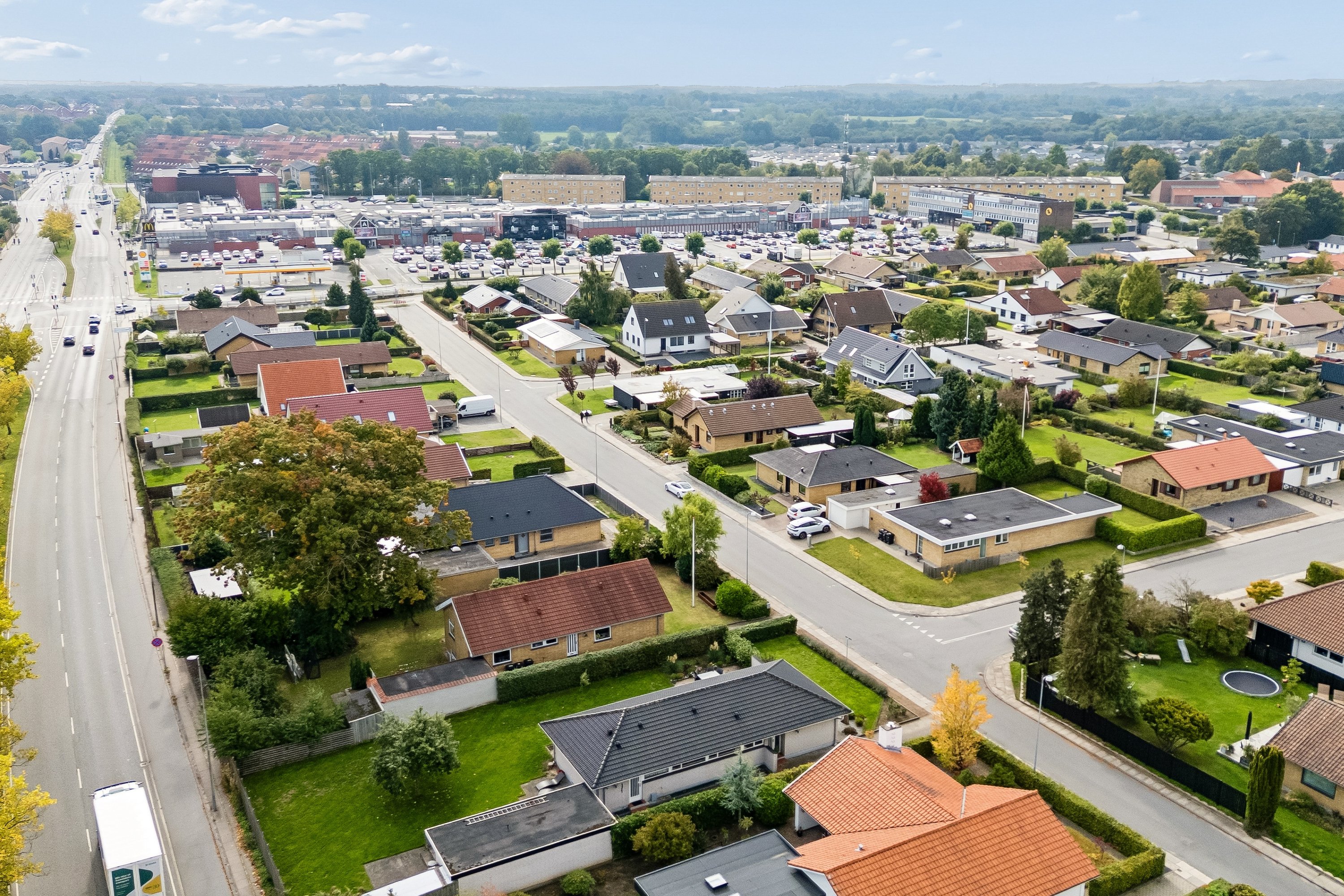 Fremhævet luftfoto billede i fuldskærmstilstand. Billede af Hvidkløvervej 17, Tarup, 5210 Odense NV
