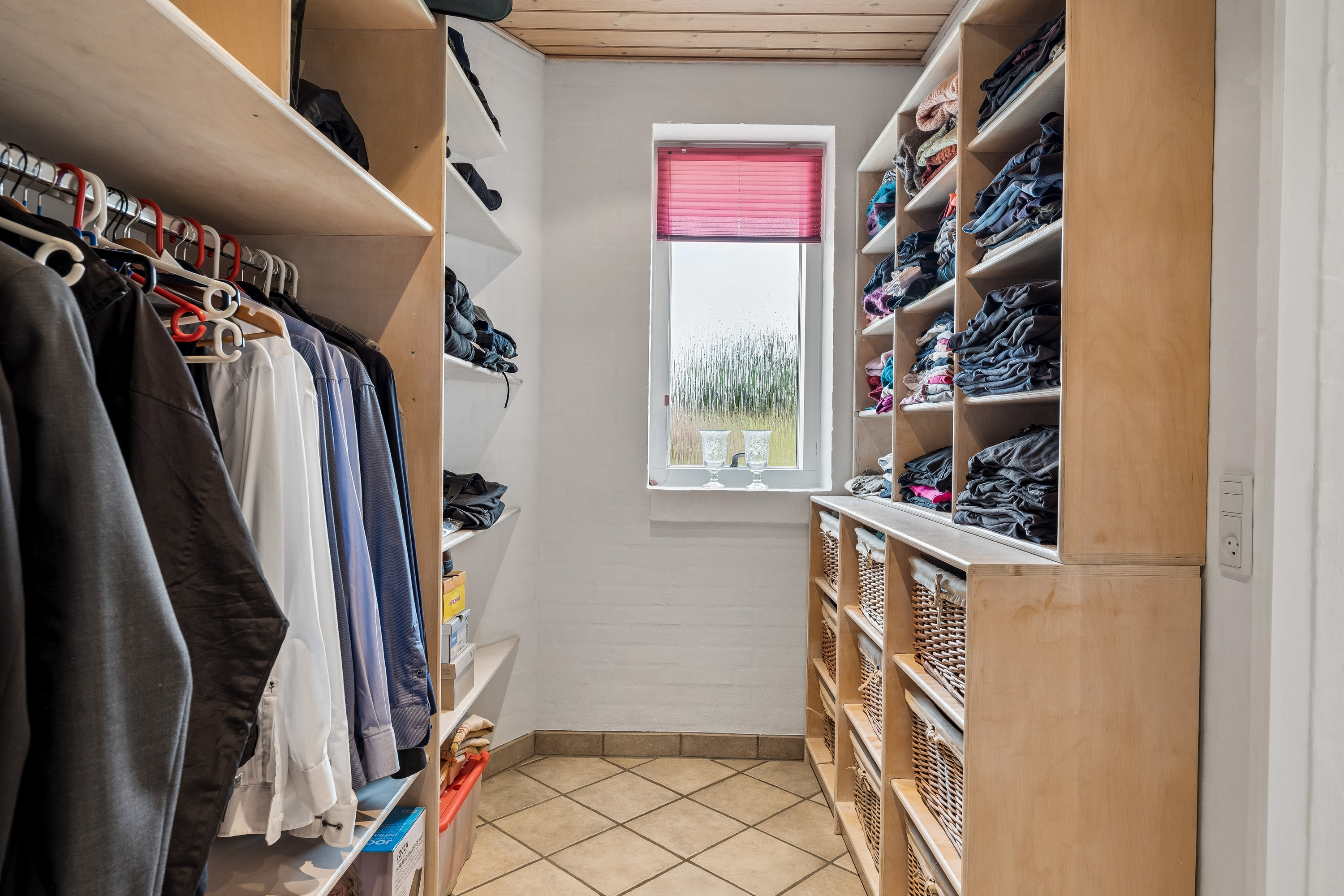 Fremhævet walk-in-closet billede i fuldskærmstilstand. Billede af Rørkærvej 114, 8722 Hedensted