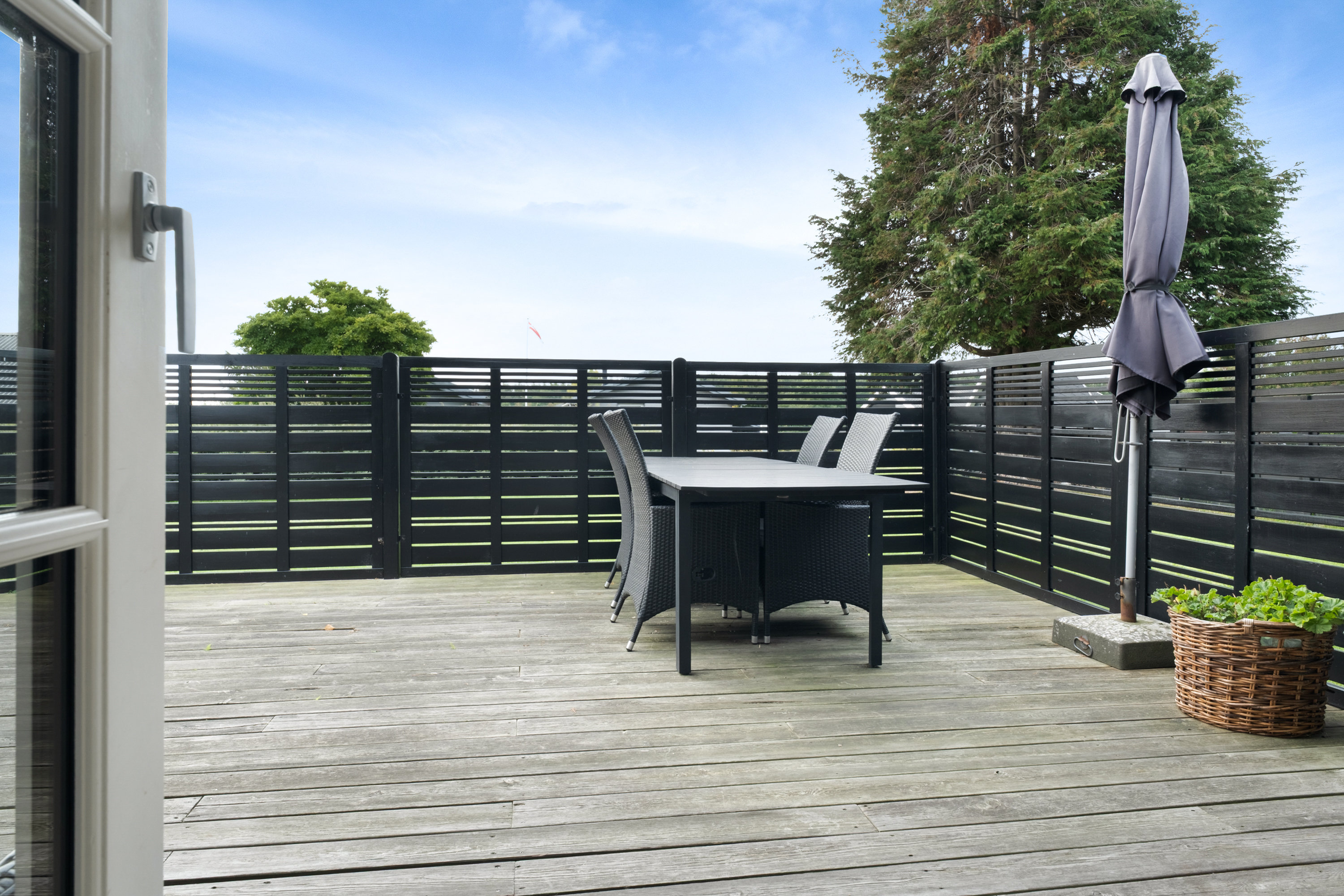 Fremhævet terrasse billede i fuldskærmstilstand. Billede af Kløvertoften 36, Bøsøre, 5874 Hesselager