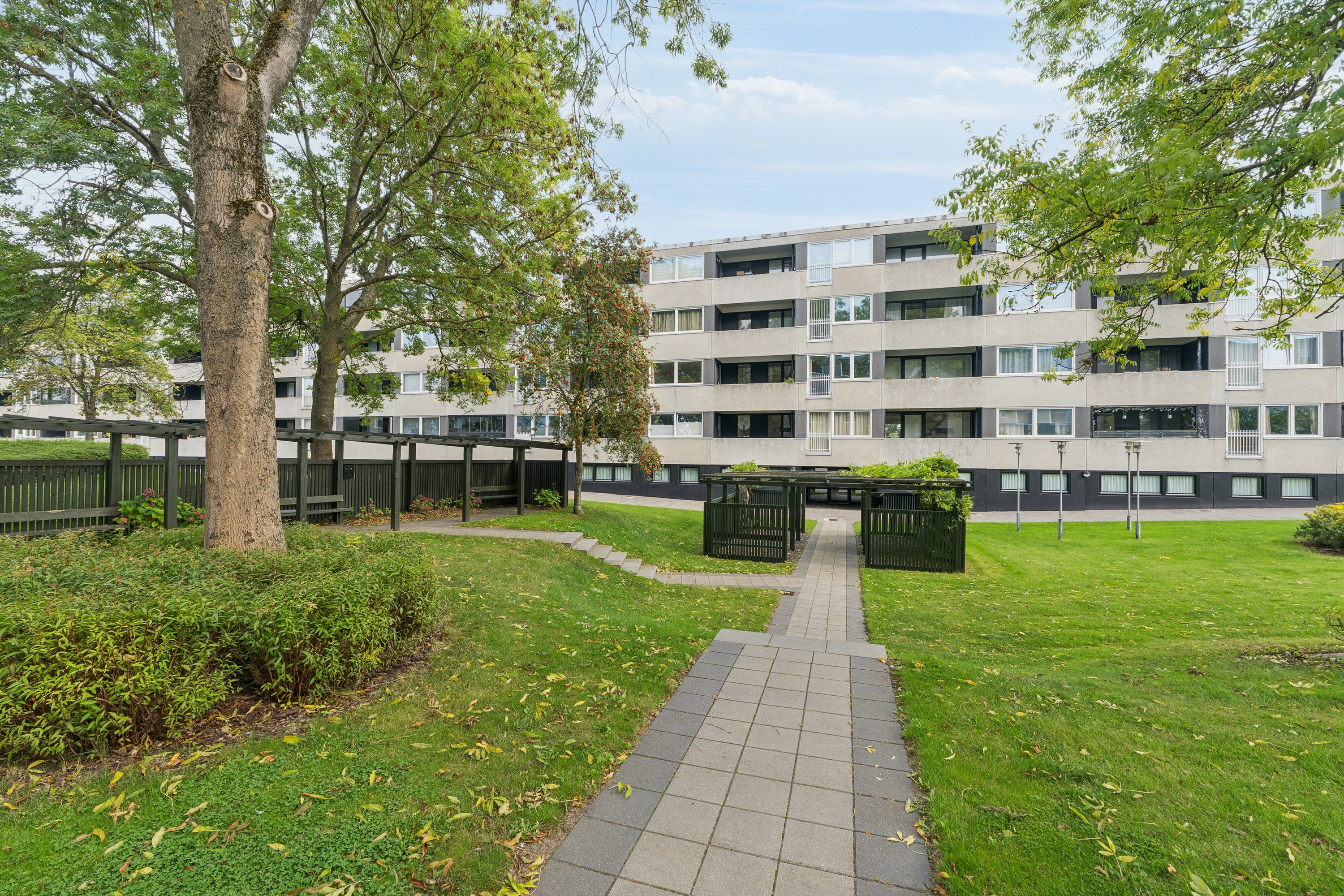 Fremhævet gårdmiljø billede i fuldskærmstilstand. Billede af Blåbærhaven 11, 1. mf., 2980 Kokkedal