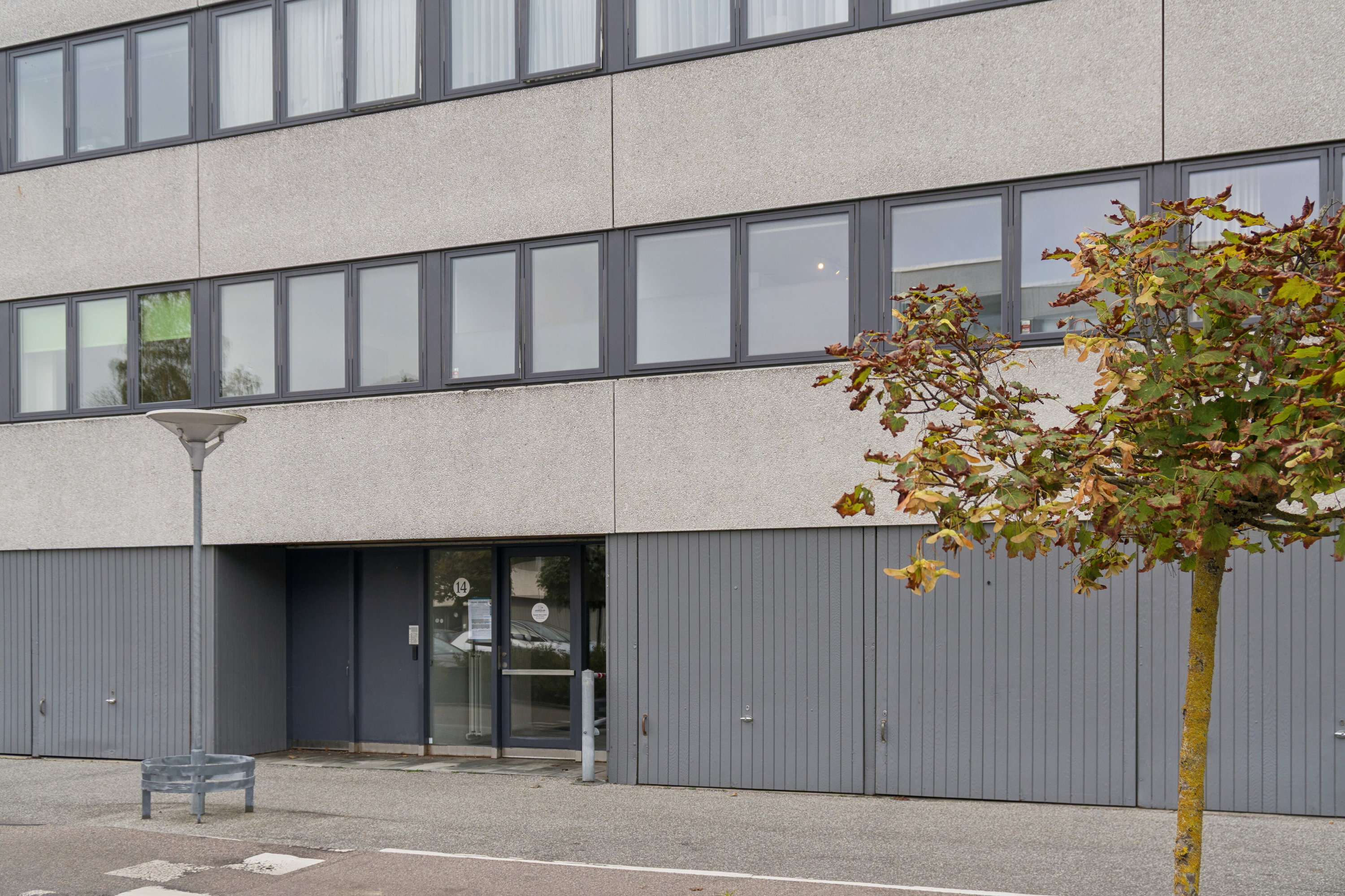 Fremhævet indgang billede i fuldskærmstilstand. Billede af Hørsholm Park 14, 1. th., 2970 Hørsholm