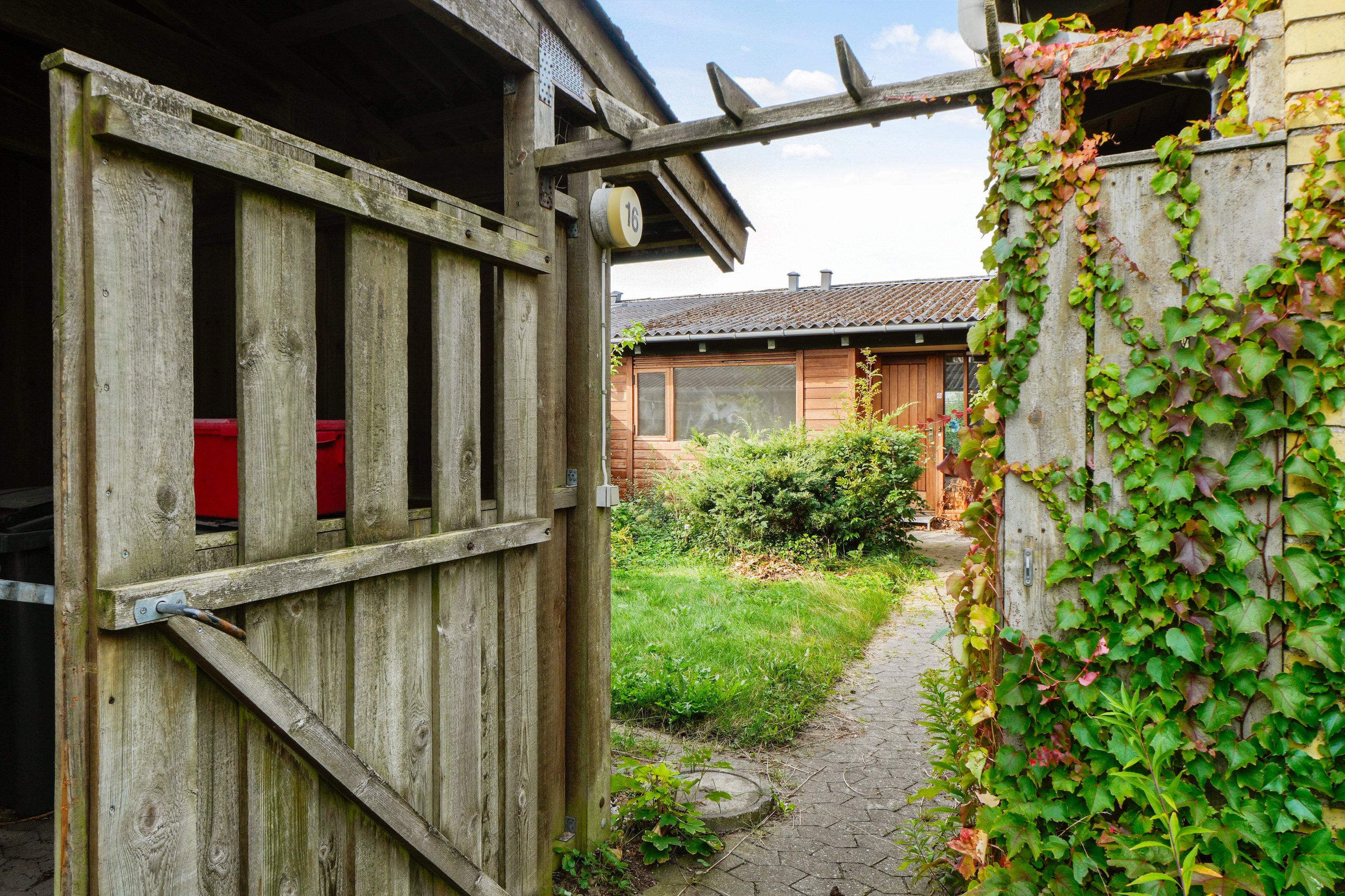 Fremhævet facade billede i fuldskærmstilstand. Billede af Salbyvej 16, 2740 Skovlunde