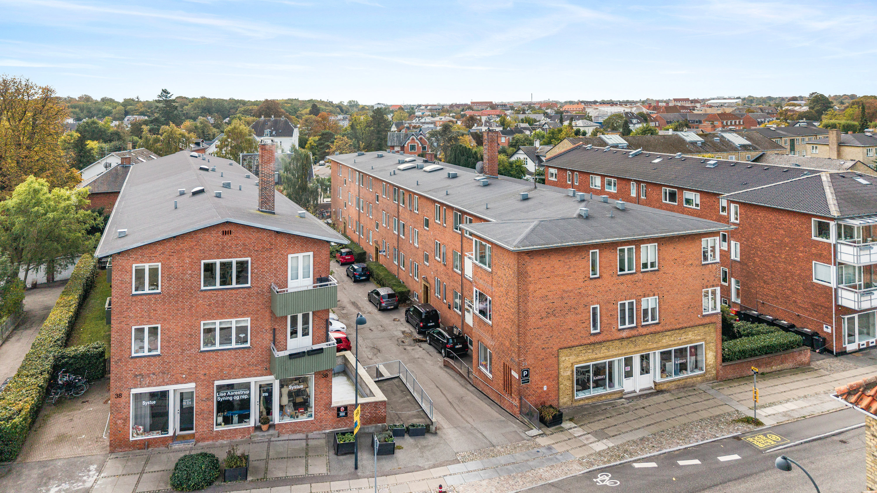 Fremhævet facade billede i fuldskærmstilstand. Billede af Hyldegårdsvej 34A, 2. th., 2920 Charlottenlund