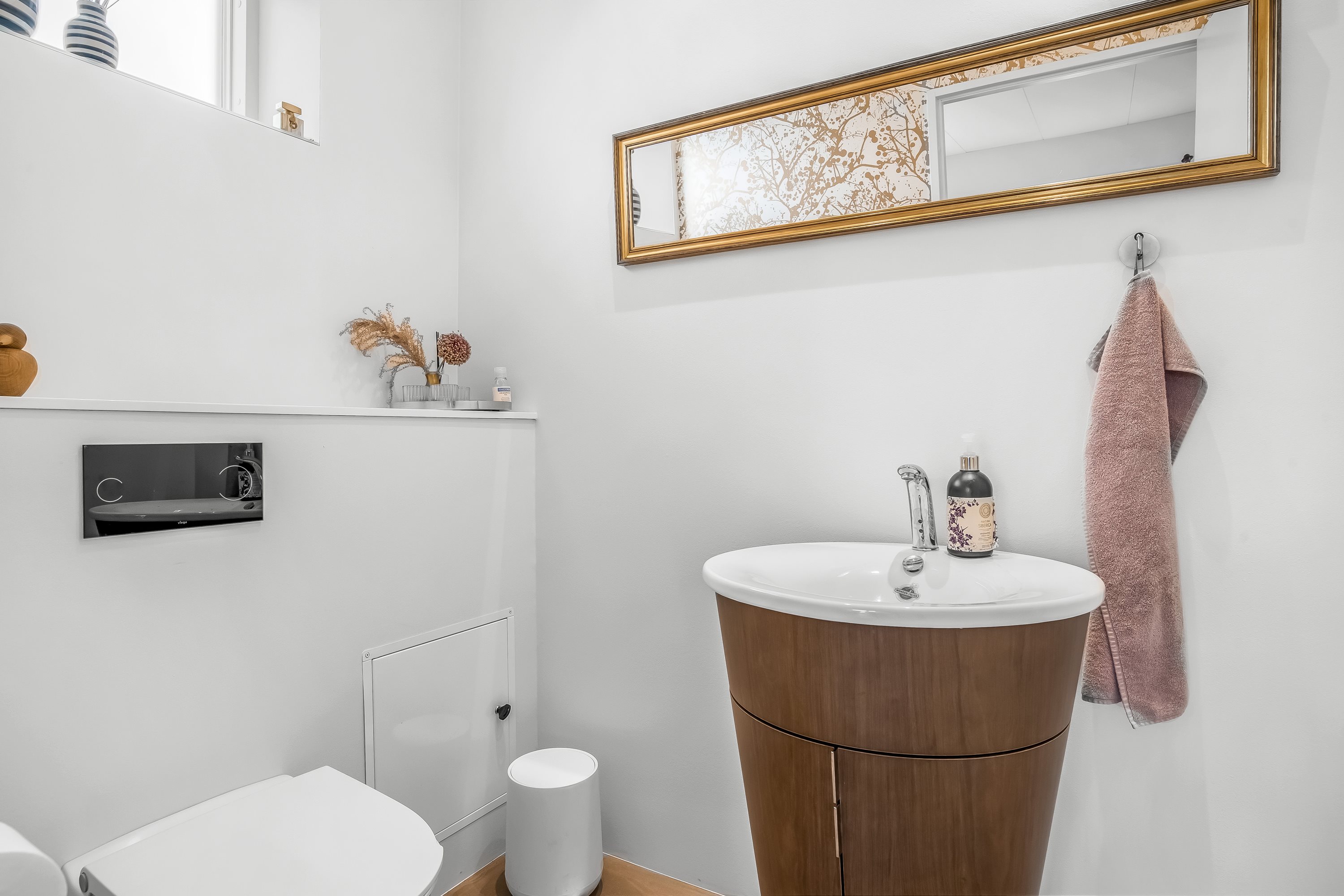 Fremhævet toilet billede i fuldskærmstilstand. Billede af Lyngbakken 14D, 7500 Holstebro