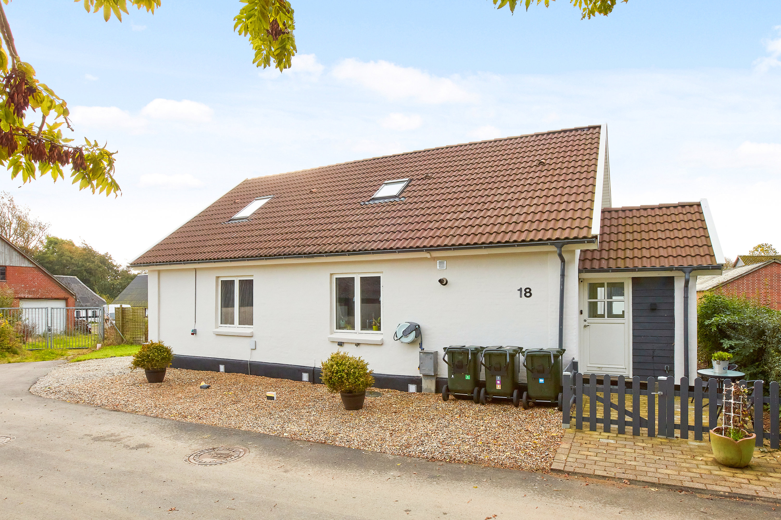 Villa: Facade fra vejen på Østerenden 18, Hornborg, 8762 Flemming