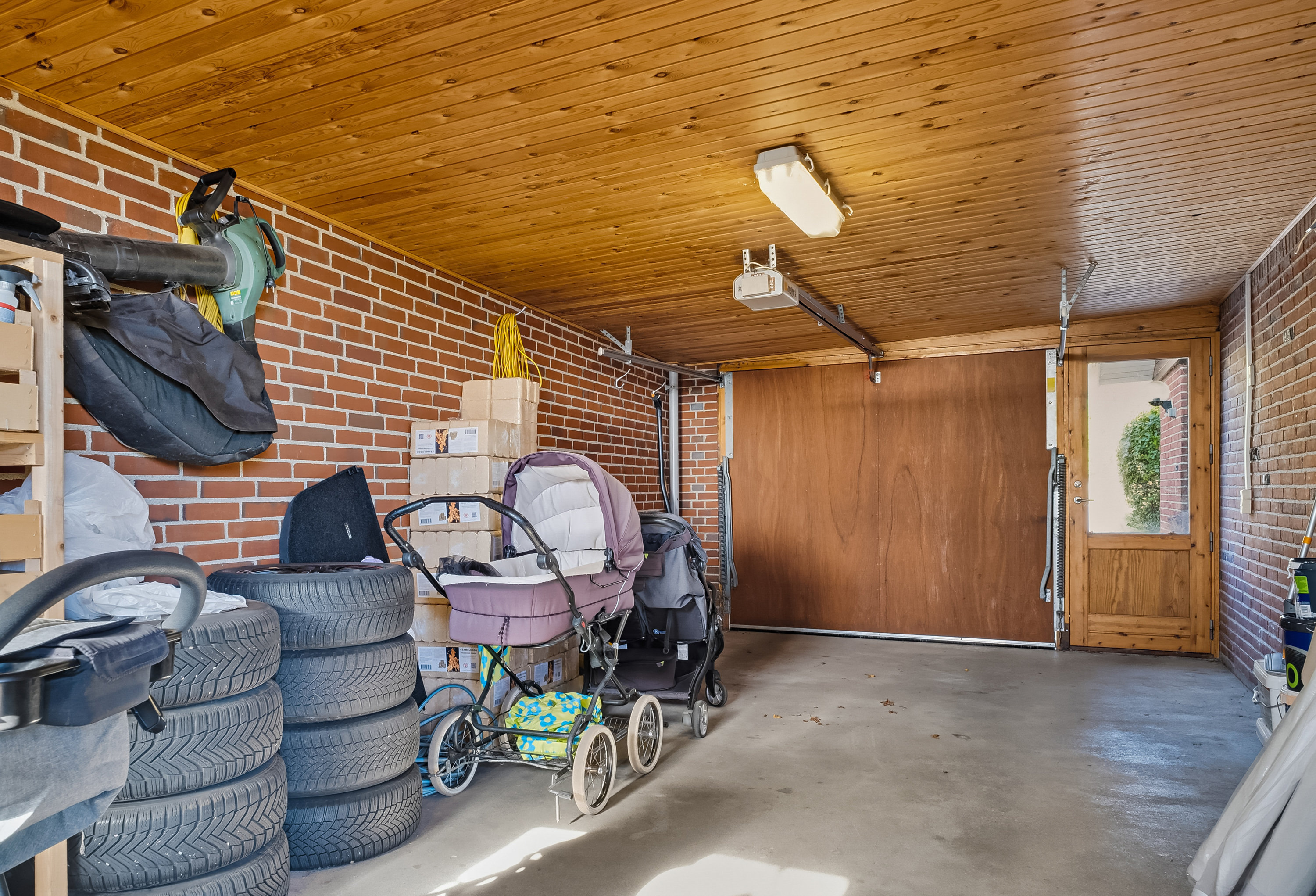 Fremhævet garage billede i fuldskærmstilstand. Billede af Bakkegårdsvej 59, 5330 Munkebo