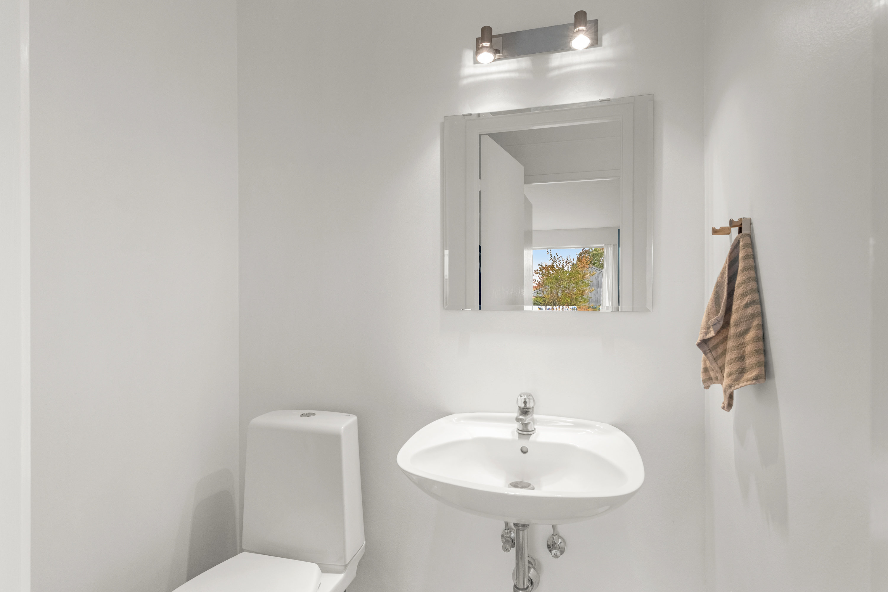 Fremhævet toilet billede i fuldskærmstilstand. Billede af Rugmarken 94, 8520 Lystrup