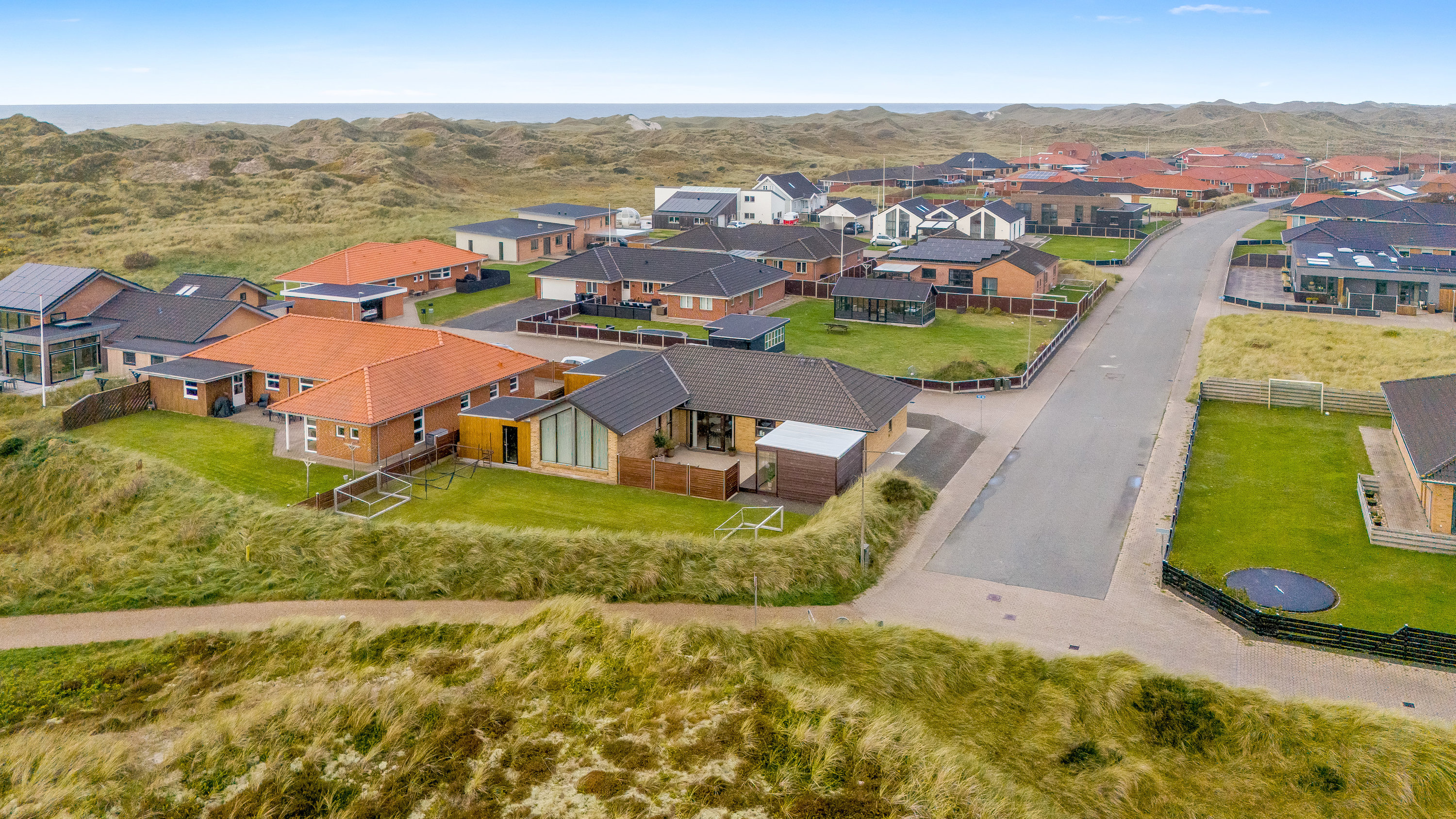 Fremhævet luftfoto billede i fuldskærmstilstand. Billede af Geflevej 168, 6960 Hvide Sande