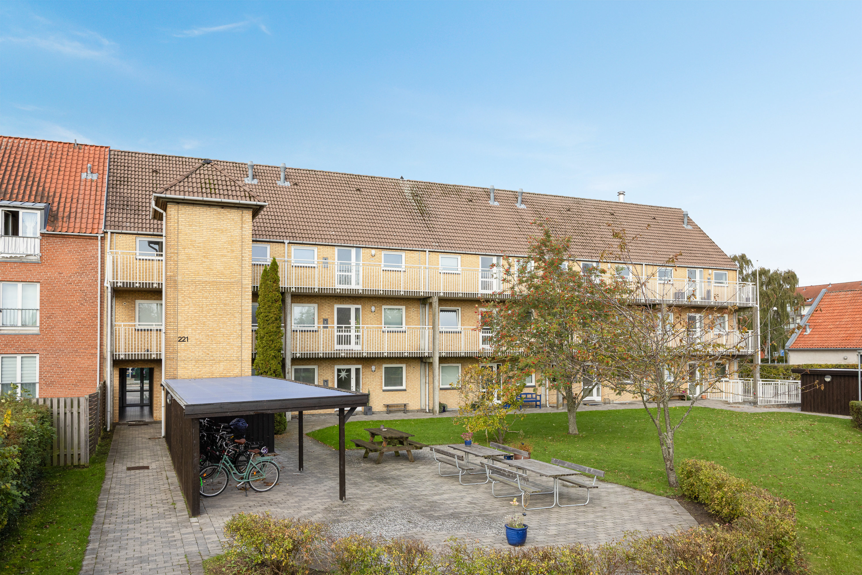 Fremhævet facade billede i fuldskærmstilstand. Billede af Hvidovrevej 221E, st., 2650 Hvidovre