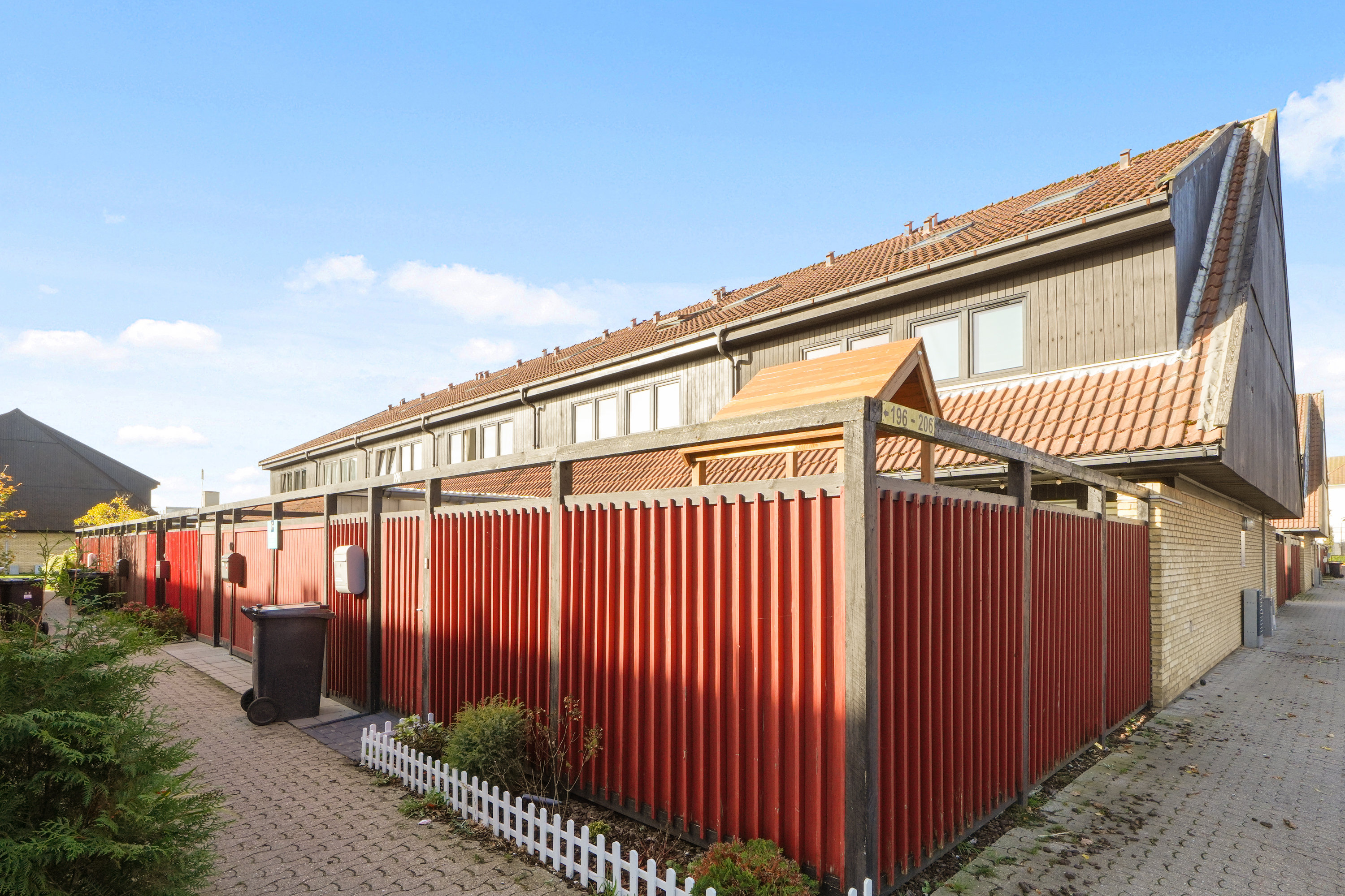 Rækkehus: Facade på Vejledalen 198, 2635 Ishøj