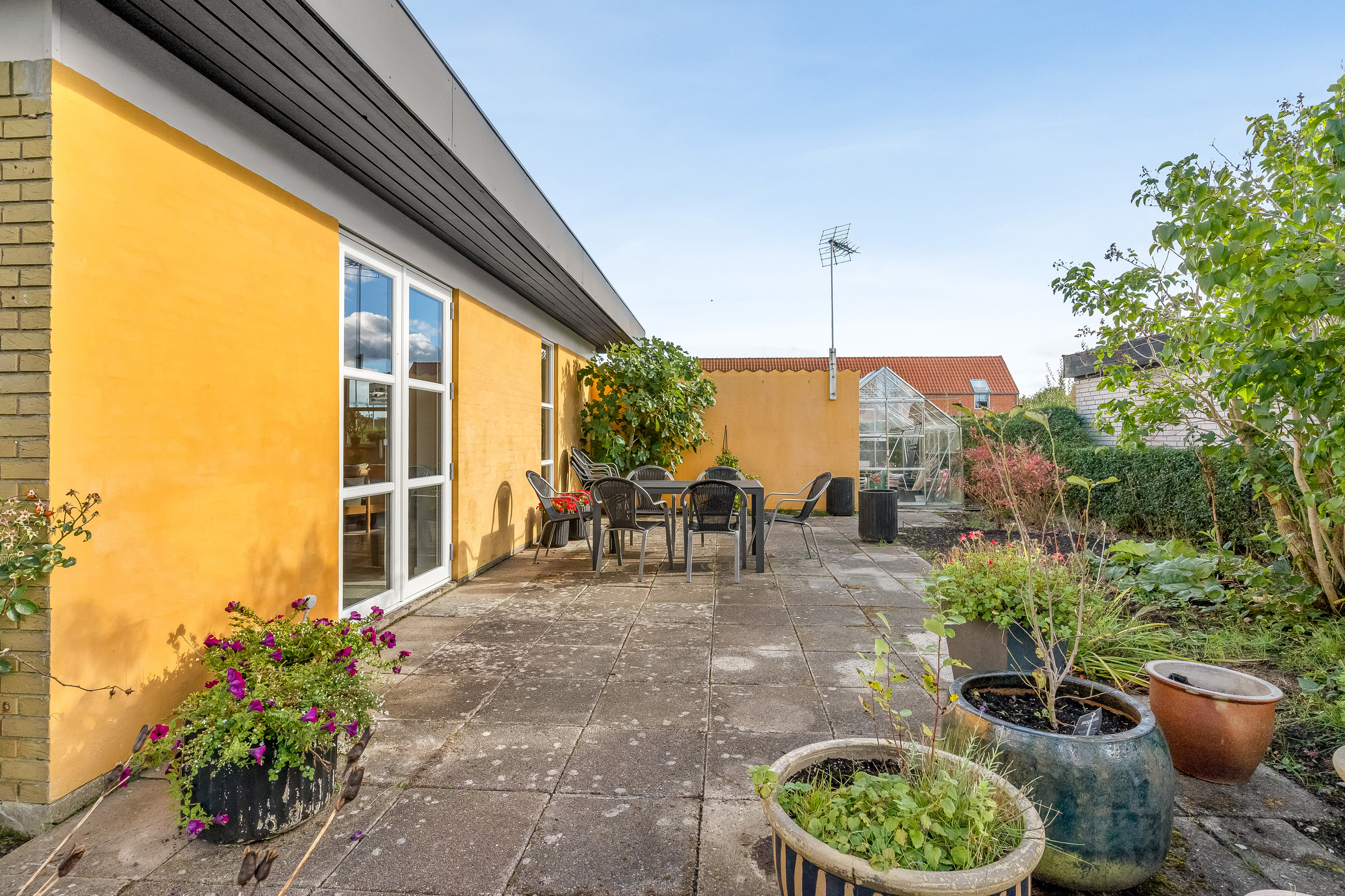 Fremhævet terrasse billede i fuldskærmstilstand. Billede af Majsvænget 19, 7500 Holstebro