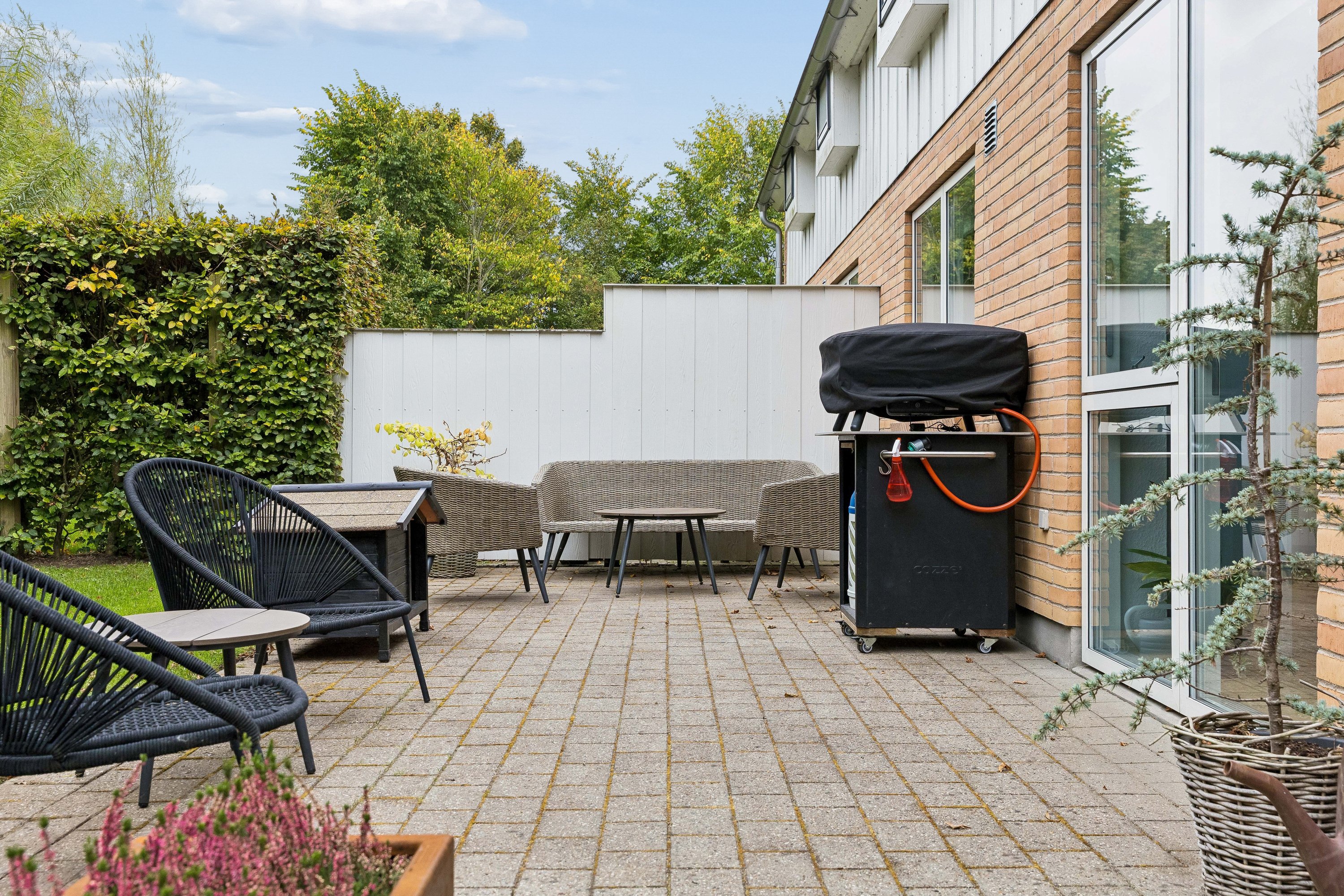 Fremhævet terrasse billede i fuldskærmstilstand. Billede af Lundsgårds Vænge 27, Villestofte, 5210 Odense NV