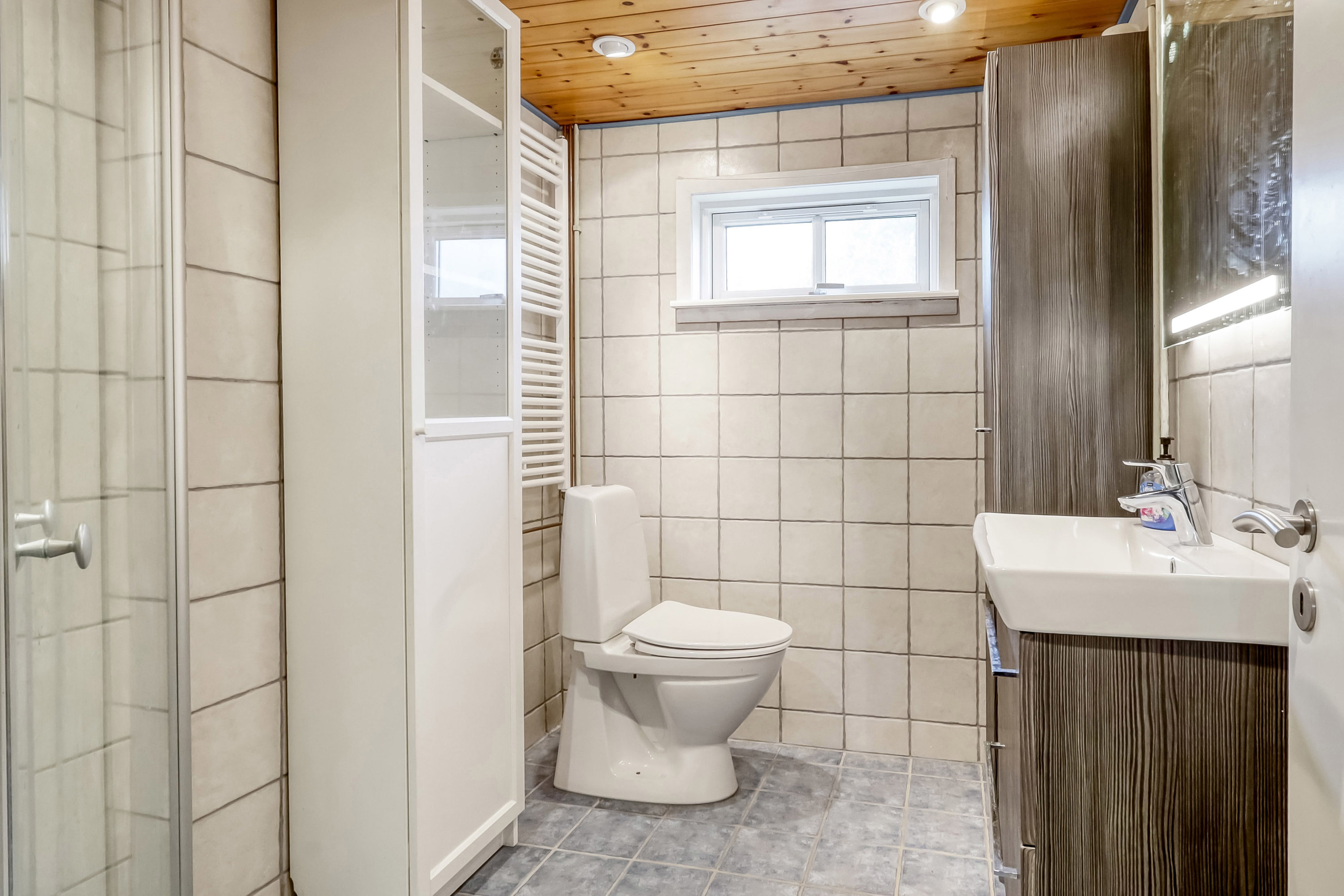 Fremhævet toilet billede i fuldskærmstilstand. Billede af Byvej 15, Sdr Longelse, 5900 Rudkøbing