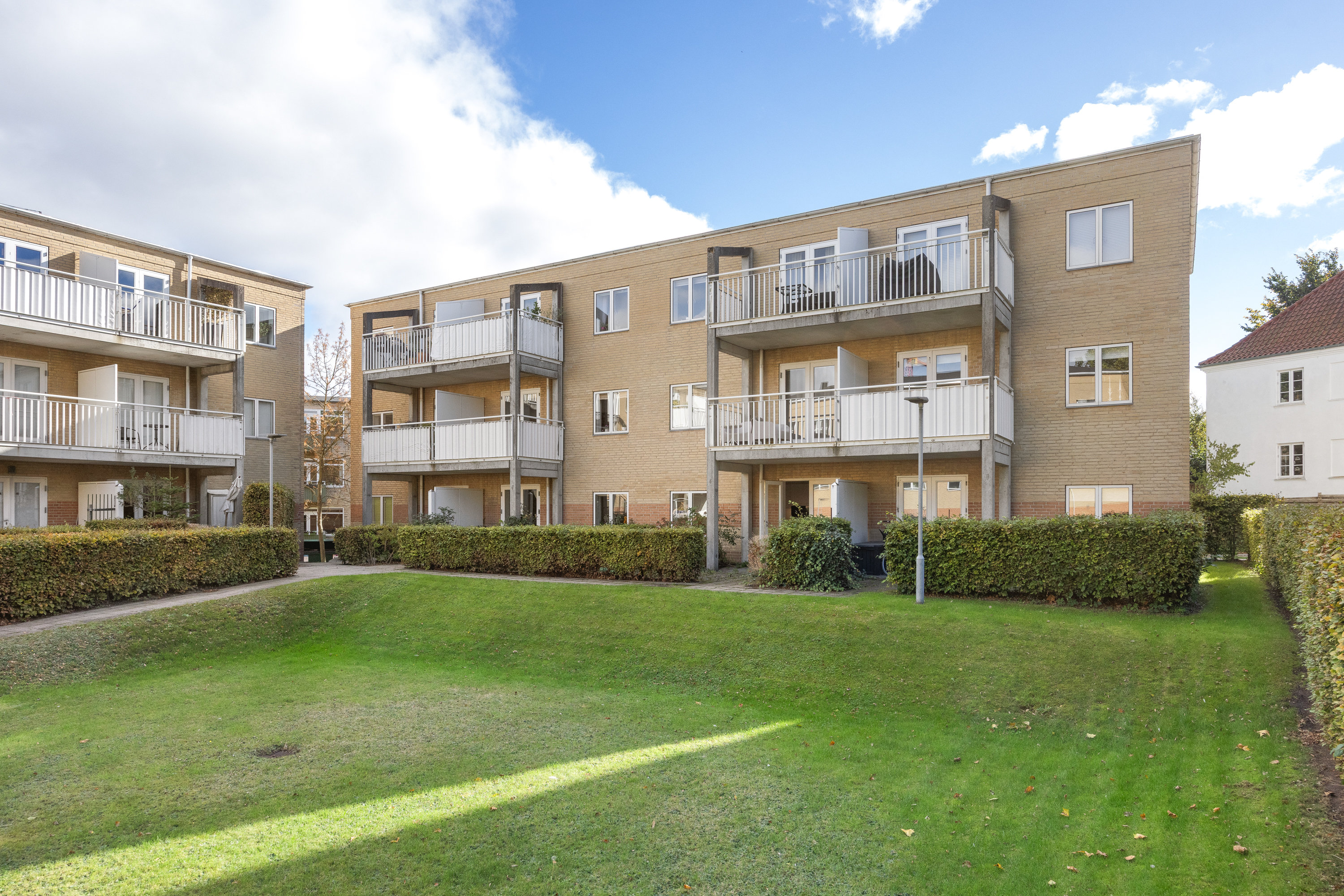 Fremhævet gårdmiljø billede i fuldskærmstilstand. Billede af Nørgaardsvej 16B, st. th., 2800 Kongens Lyngby