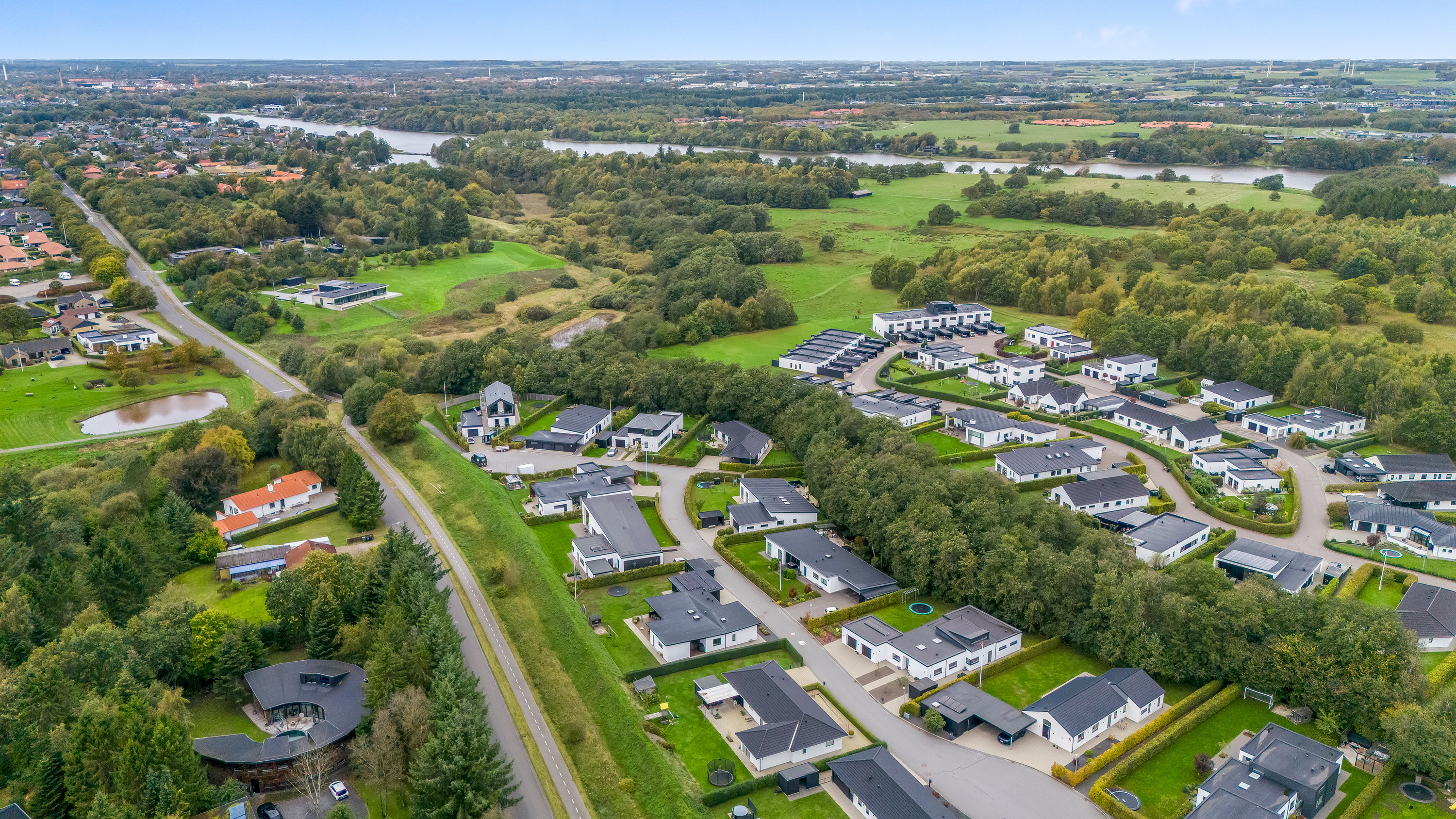 Fremhævet luftfoto billede i fuldskærmstilstand. Billede af Tingagerparken 6, Mejdal, 7500 Holstebro