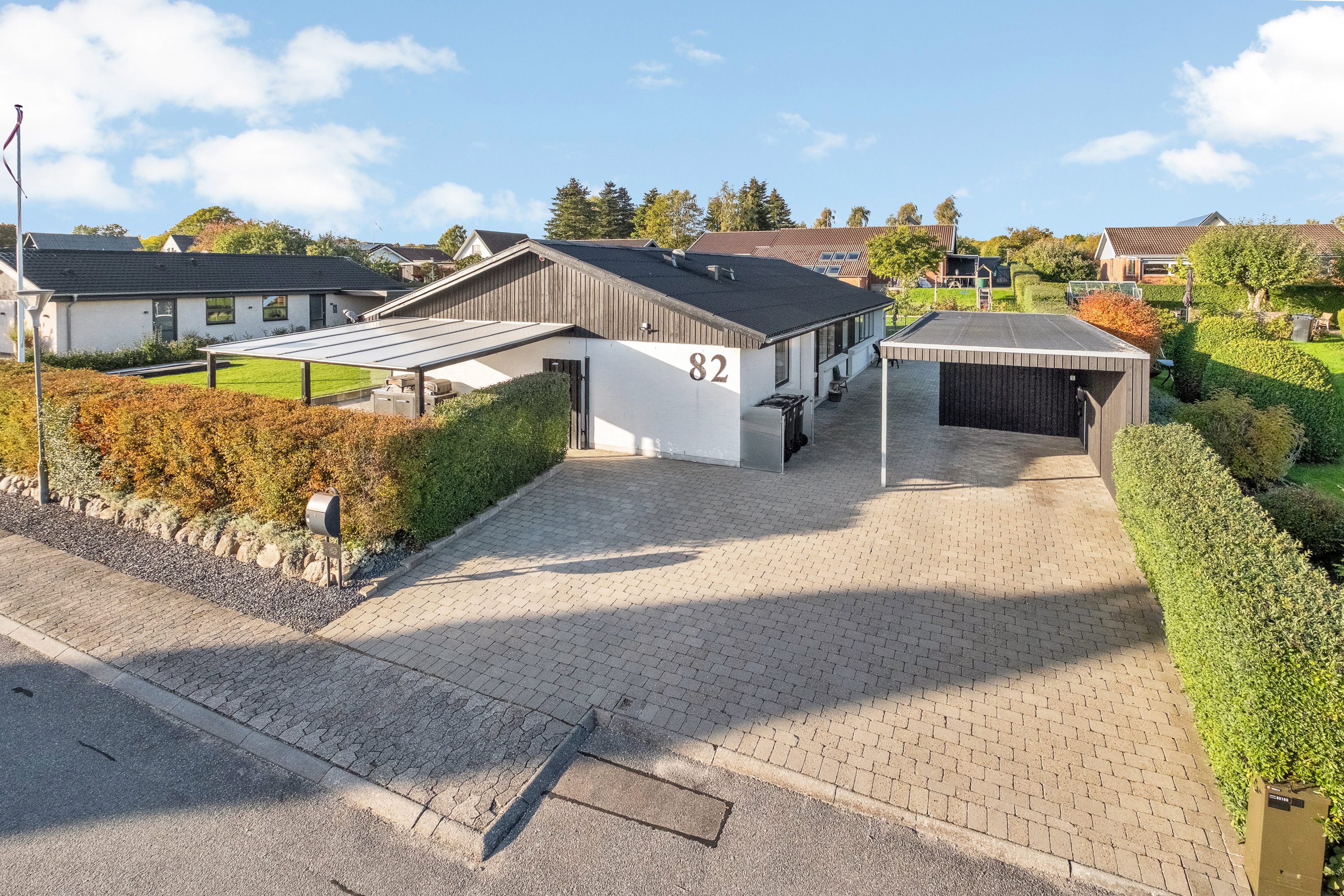Fremhævet facade billede i fuldskærmstilstand. Billede af Rugmarken 82, 8520 Lystrup