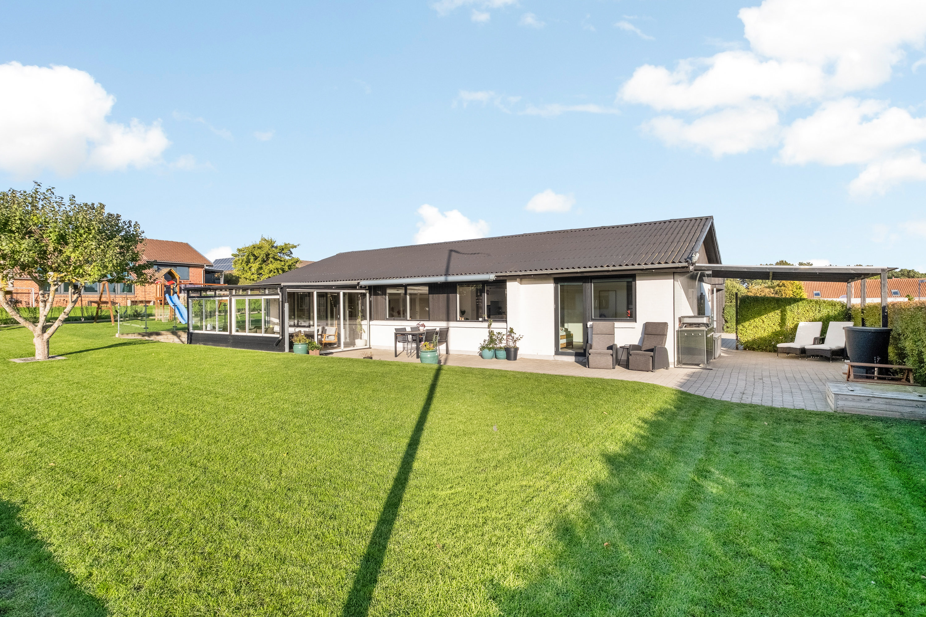 Villa: Set fra haven på Rugmarken 82, 8520 Lystrup
