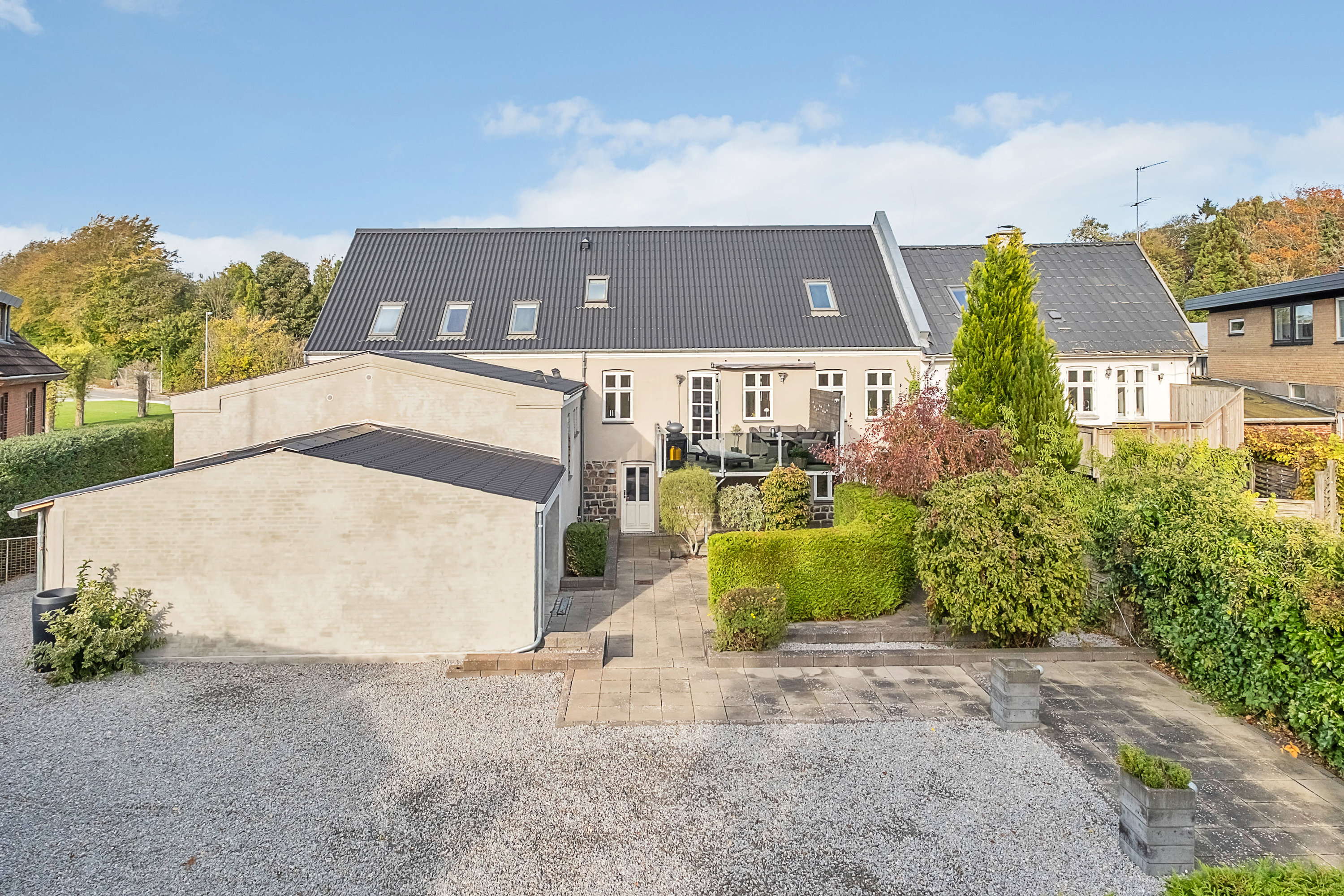 Fremhævet bag facade billede i fuldskærmstilstand. Billede af Spørringvej 1, Mejlby, 8530 Hjortshøj