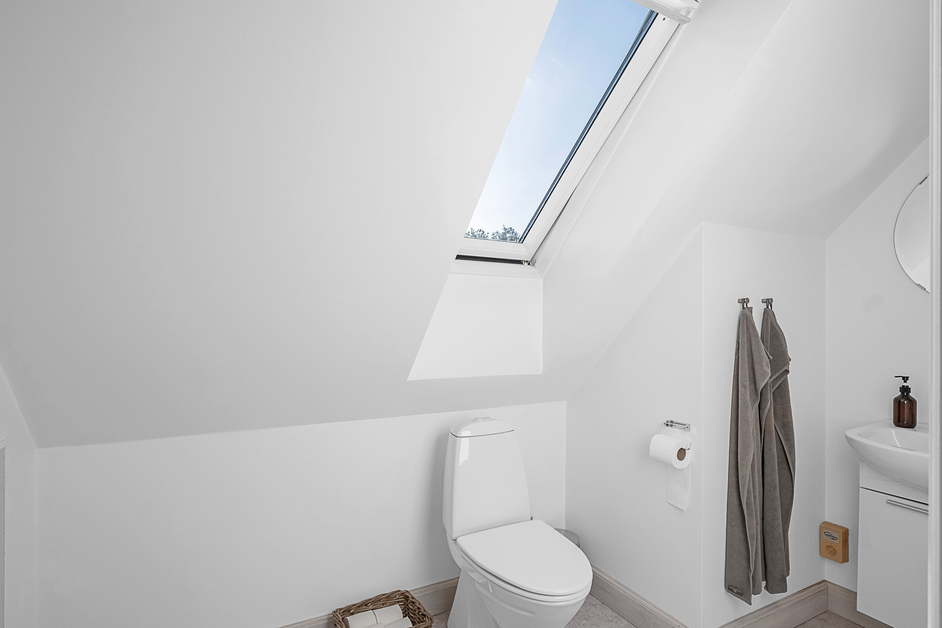 Fremhævet toilet billede i fuldskærmstilstand. Billede af Spørringvej 1, Mejlby, 8530 Hjortshøj