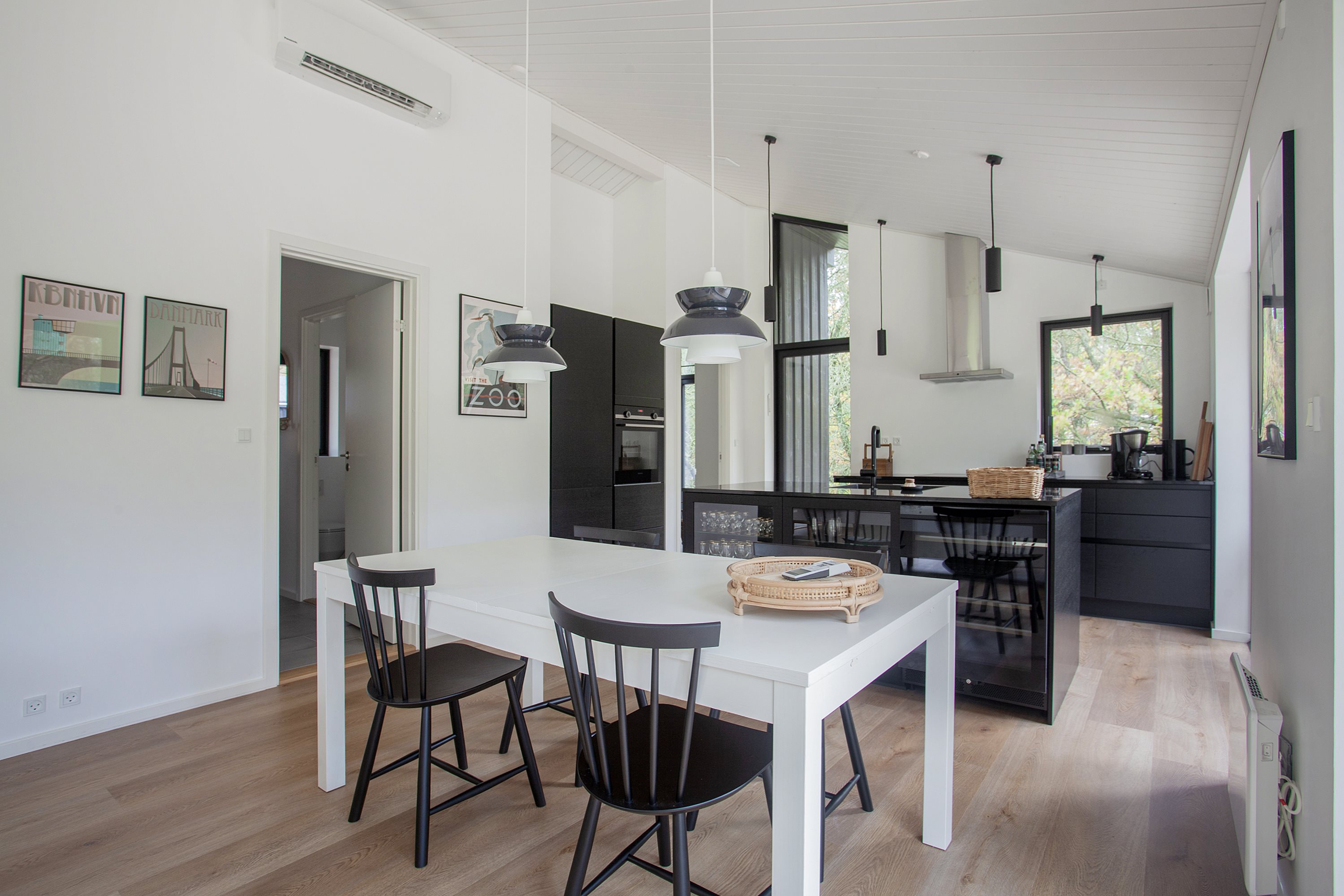 Fremhævet spisestue billede i fuldskærmstilstand. Billede af På Remmerne 59, Remmerne, 9940 Læsø