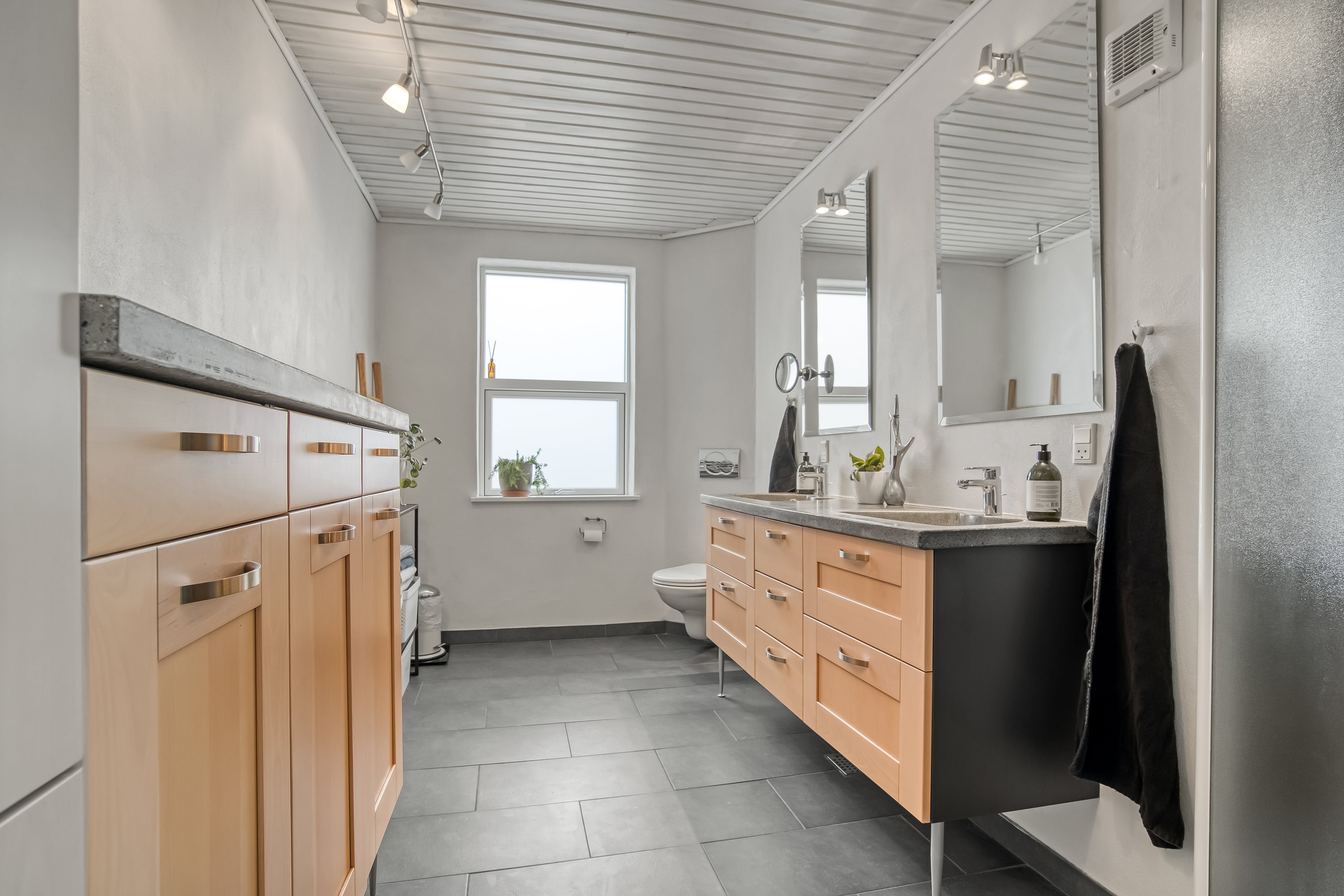 Fremhævet badeværelse billede i fuldskærmstilstand. Billede af Hovedgaden 16, Tvis, 7500 Holstebro