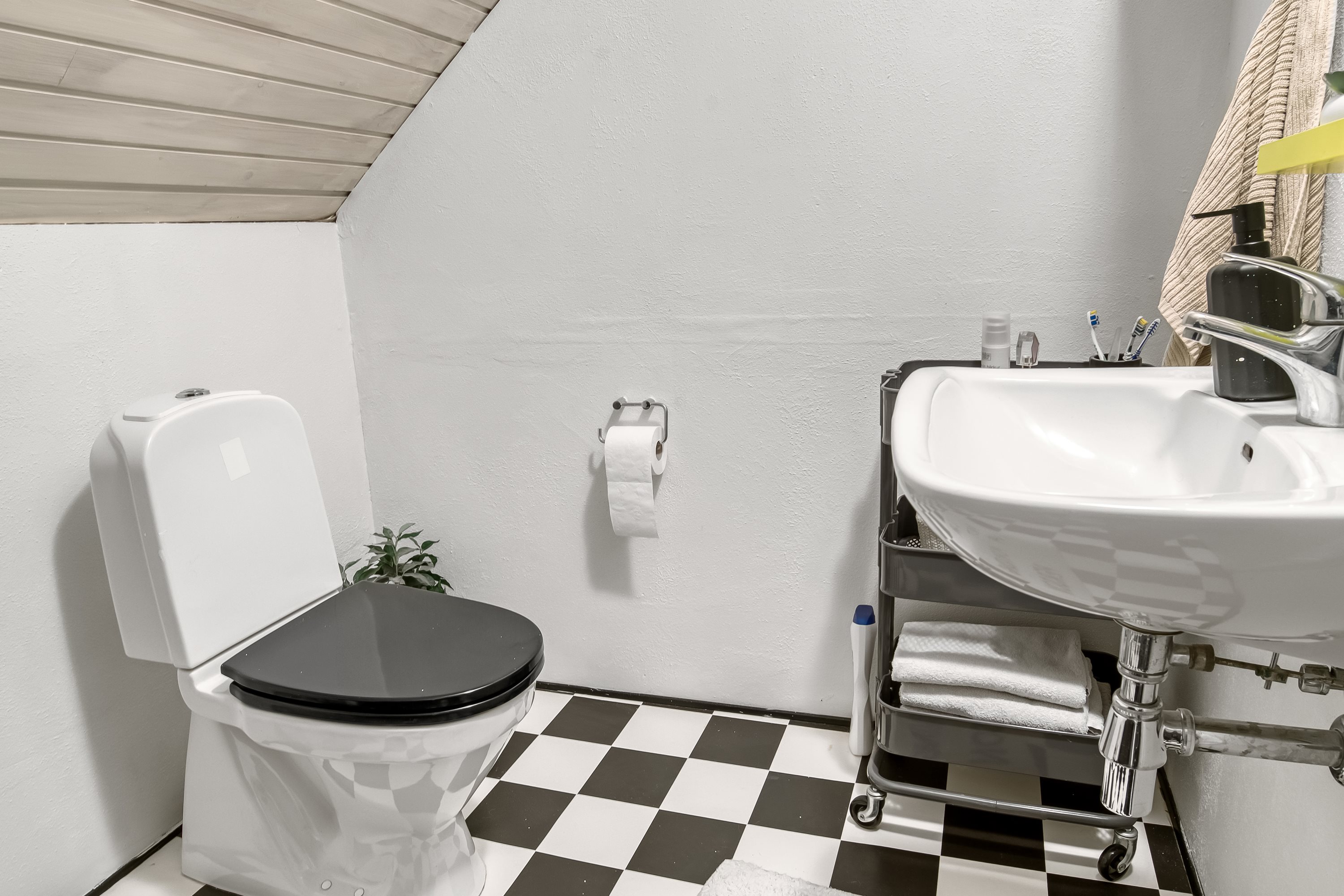 Fremhævet toilet billede i fuldskærmstilstand. Billede af Hovedgaden 16, Tvis, 7500 Holstebro