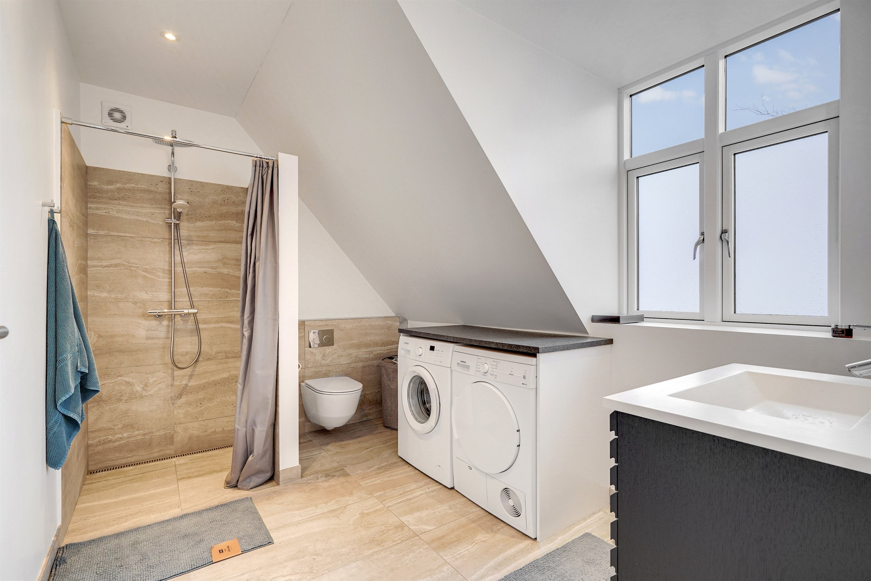 Fremhævet badeværelse billede i fuldskærmstilstand. Billede af Østergade 61, 2., 6700 Esbjerg