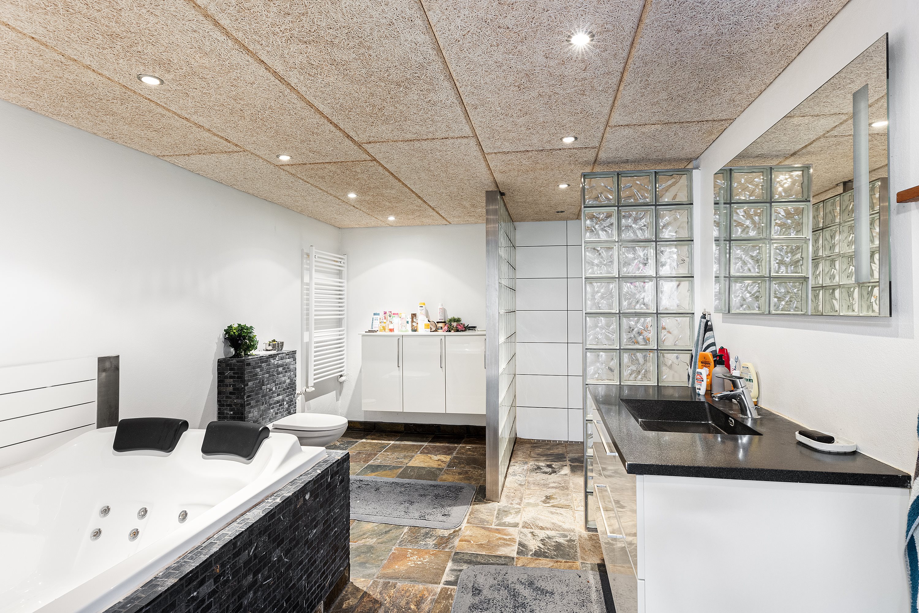 Fremhævet badeværelse billede i fuldskærmstilstand. Billede af Solvænget 3, Bovrup, 6200 Aabenraa