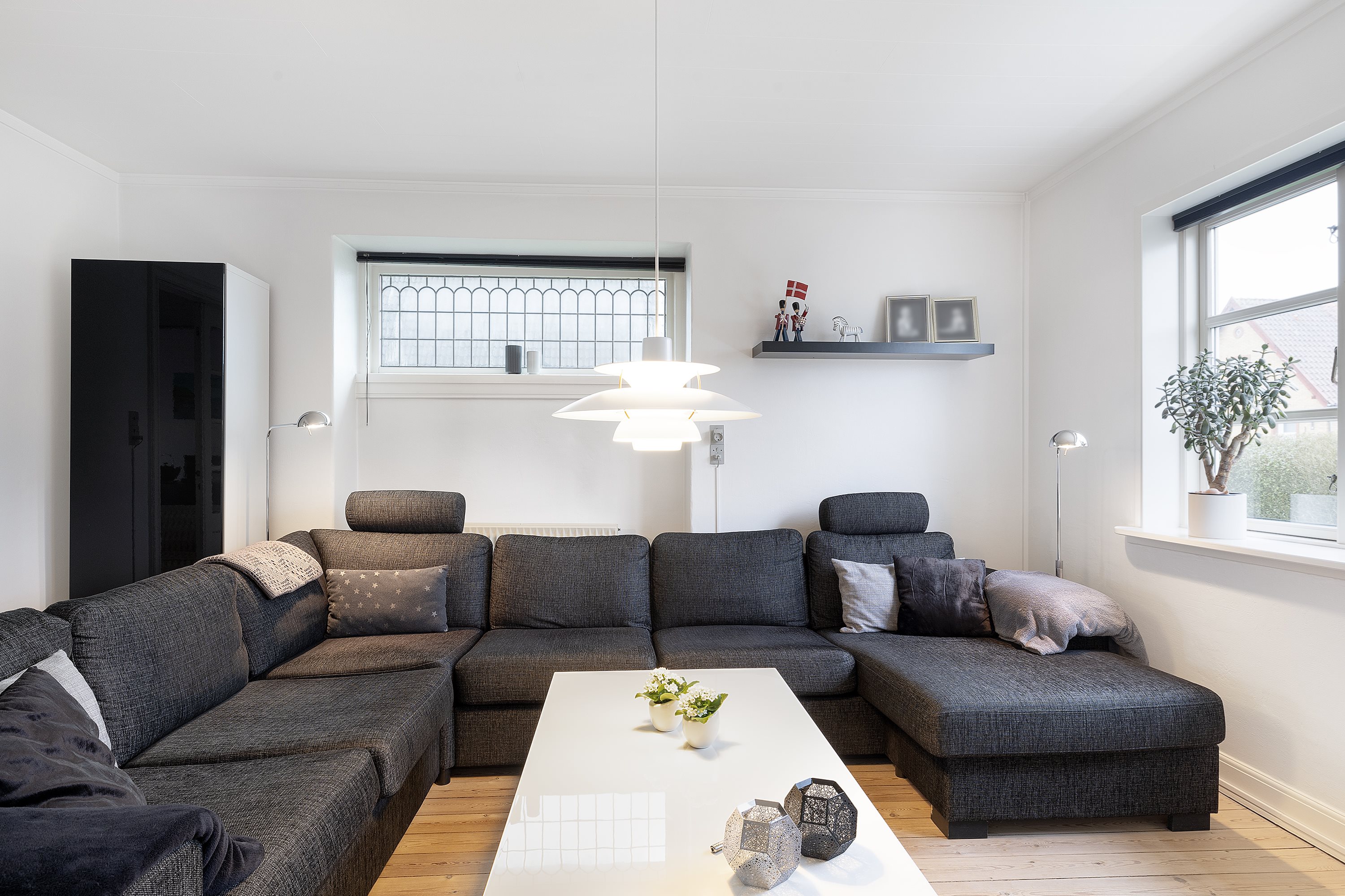 Fremhævet stue billede i fuldskærmstilstand. Billede af Saksenballe 21, Nr Broby, 5672 Broby