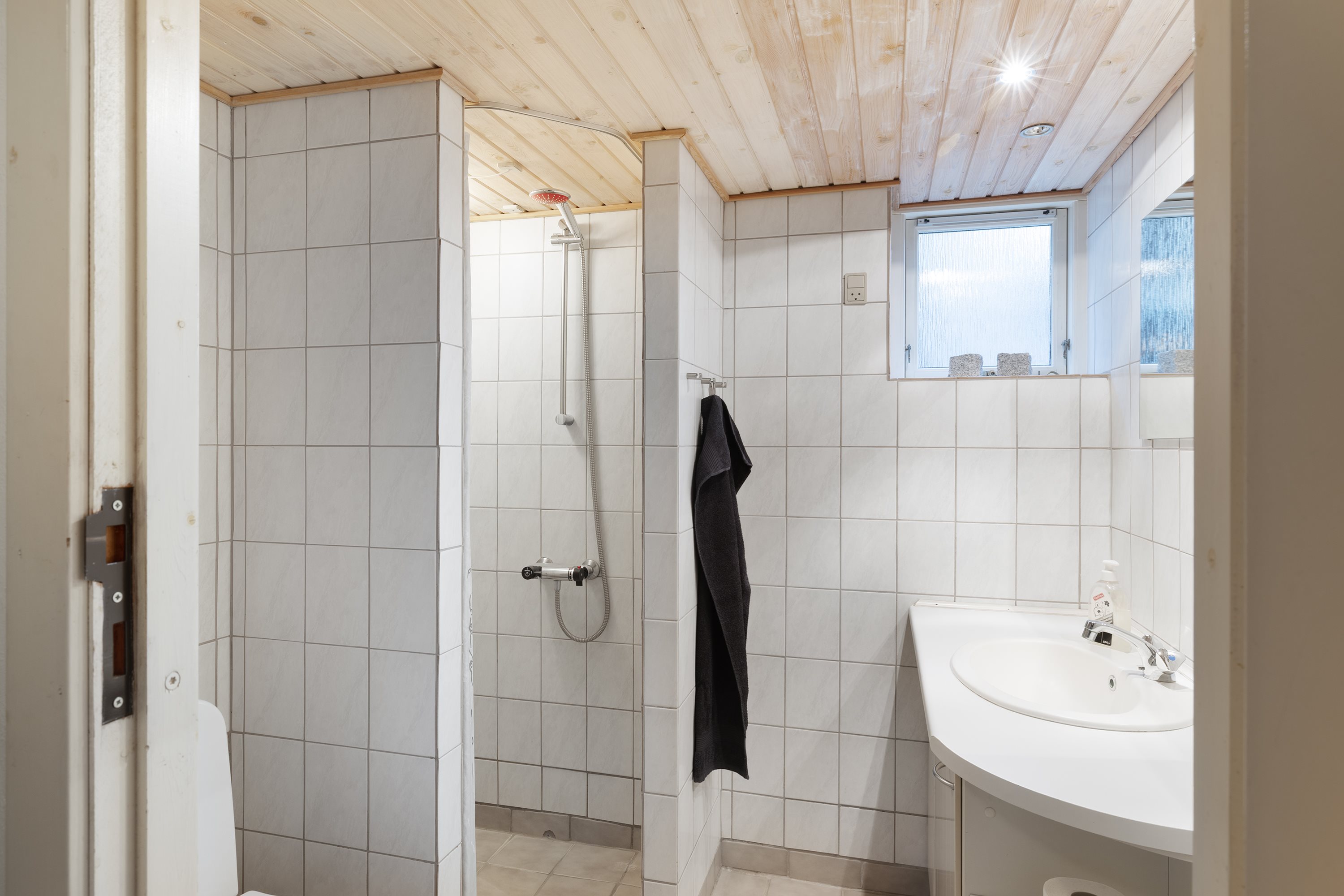 Fremhævet badeværelse billede i fuldskærmstilstand. Billede af Saksenballe 21, Nr Broby, 5672 Broby