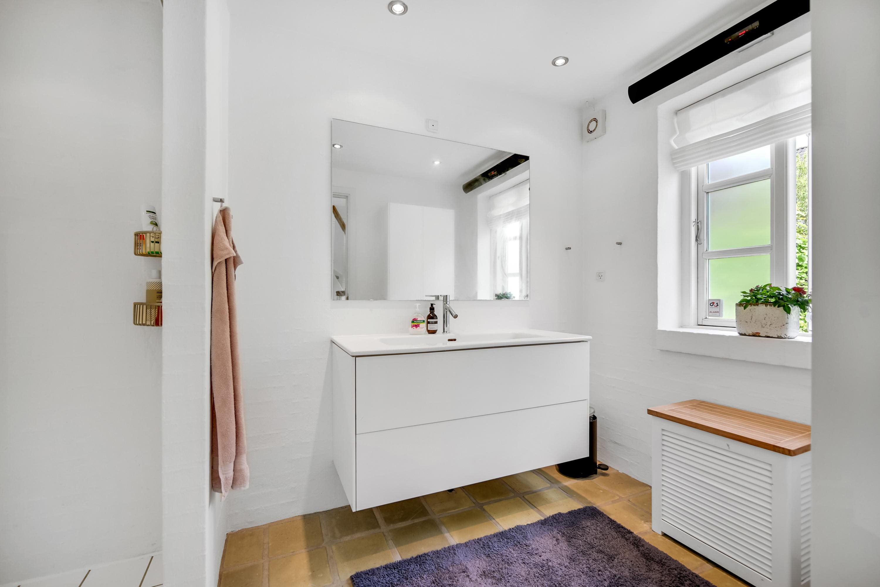 Fremhævet badeværelse billede i fuldskærmstilstand. Billede af Banetoften 10, 8530 Hjortshøj