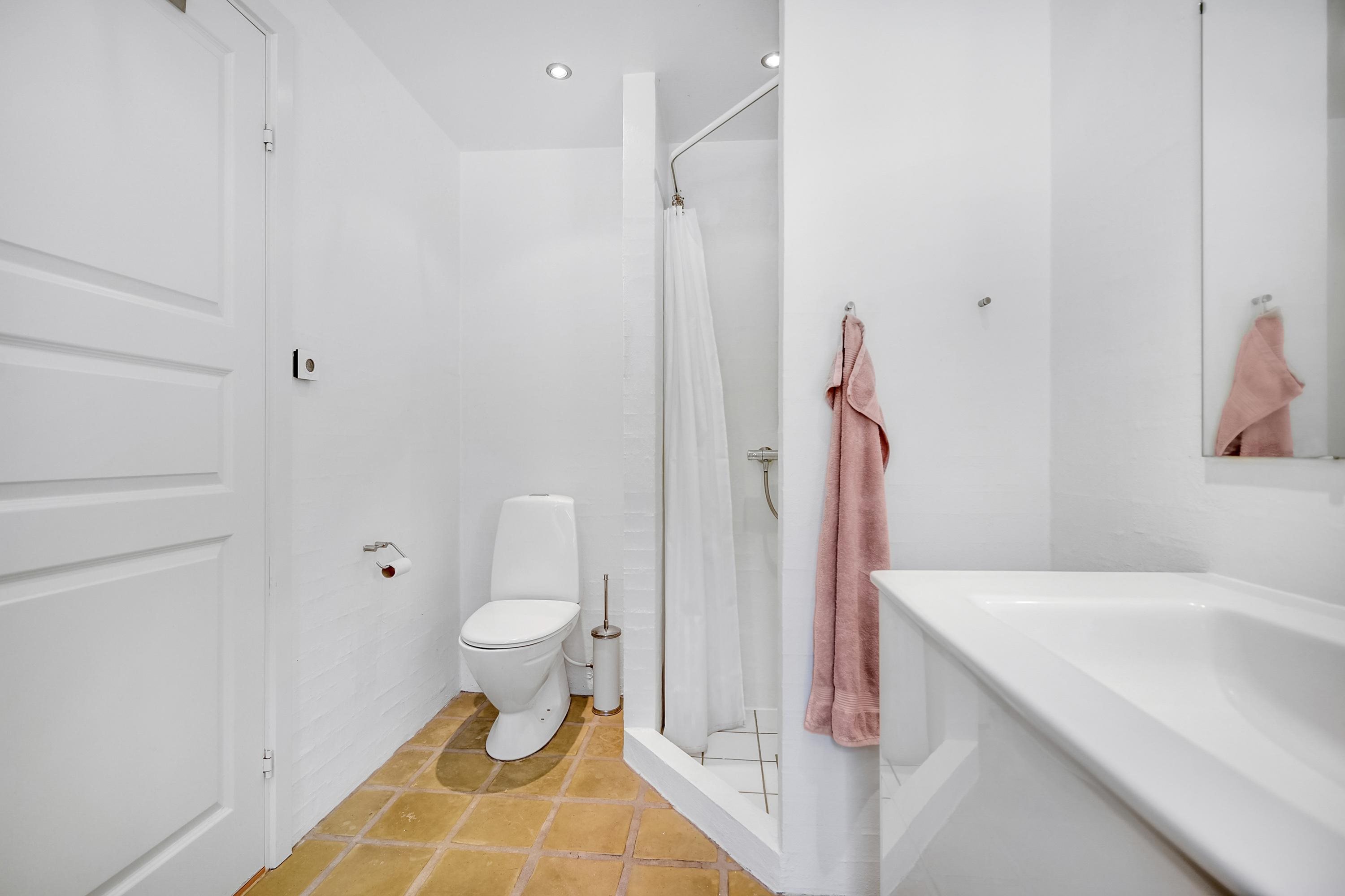 Fremhævet badeværelse billede i fuldskærmstilstand. Billede af Banetoften 10, 8530 Hjortshøj