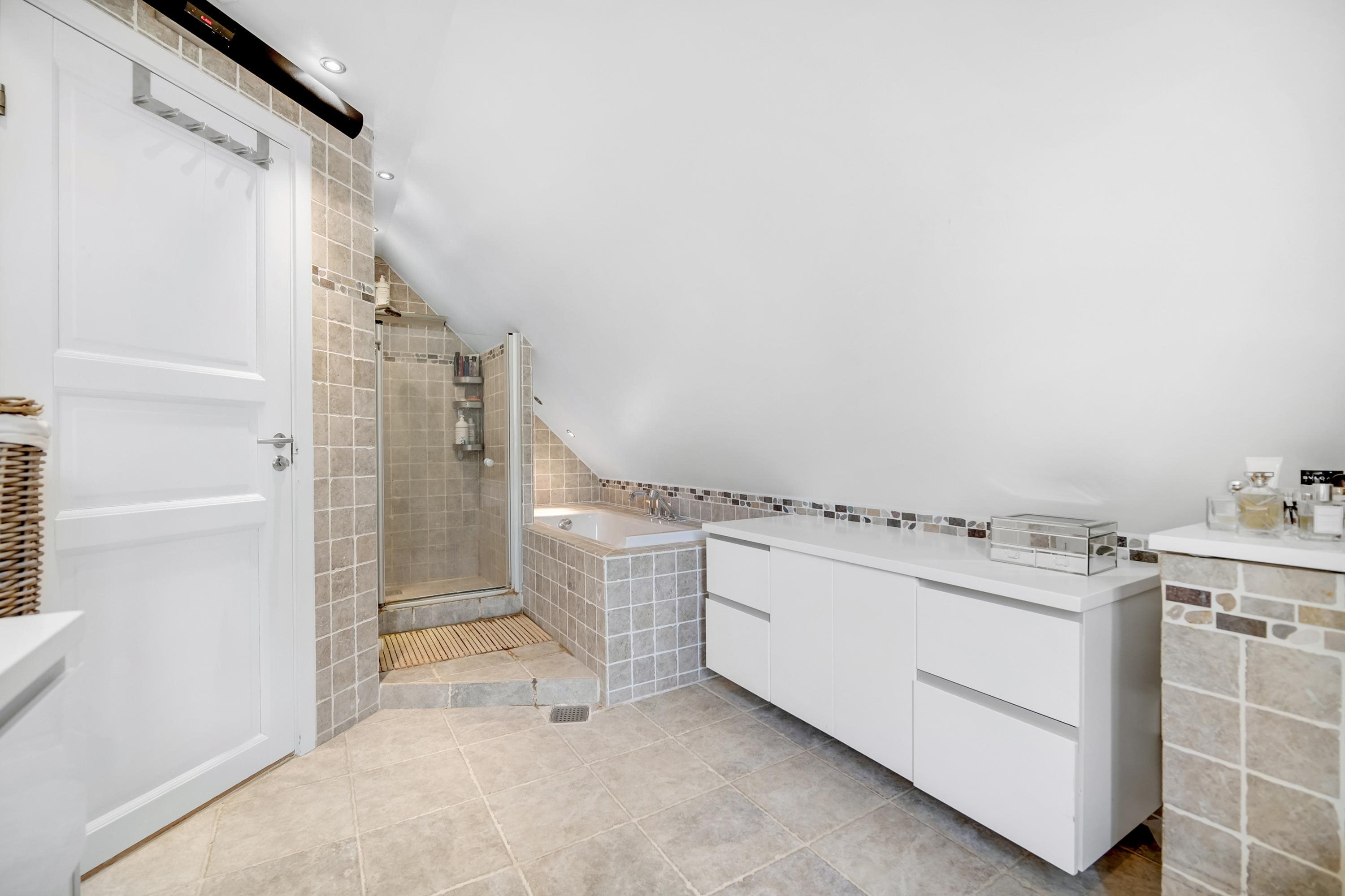 Fremhævet badeværelse billede i fuldskærmstilstand. Billede af Banetoften 10, 8530 Hjortshøj