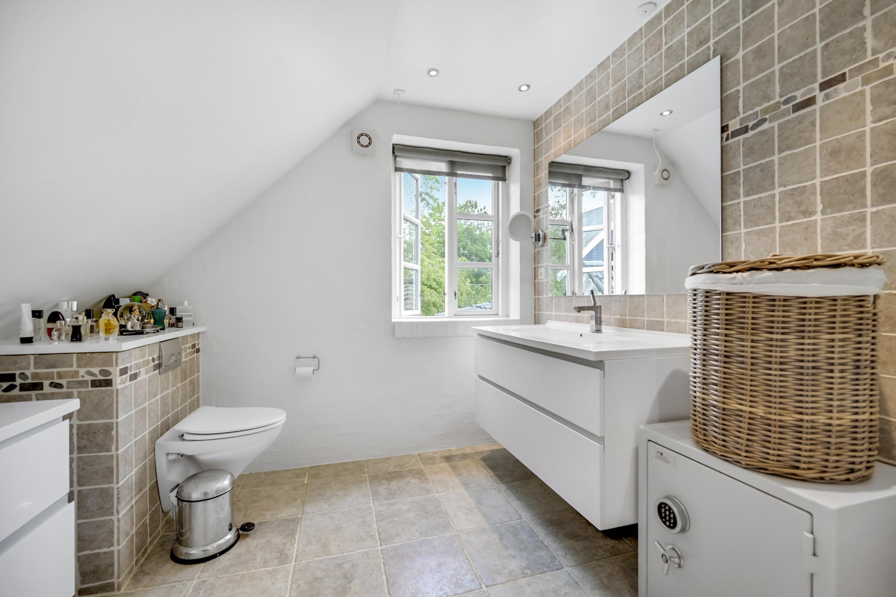 Fremhævet badeværelse billede i fuldskærmstilstand. Billede af Banetoften 10, 8530 Hjortshøj